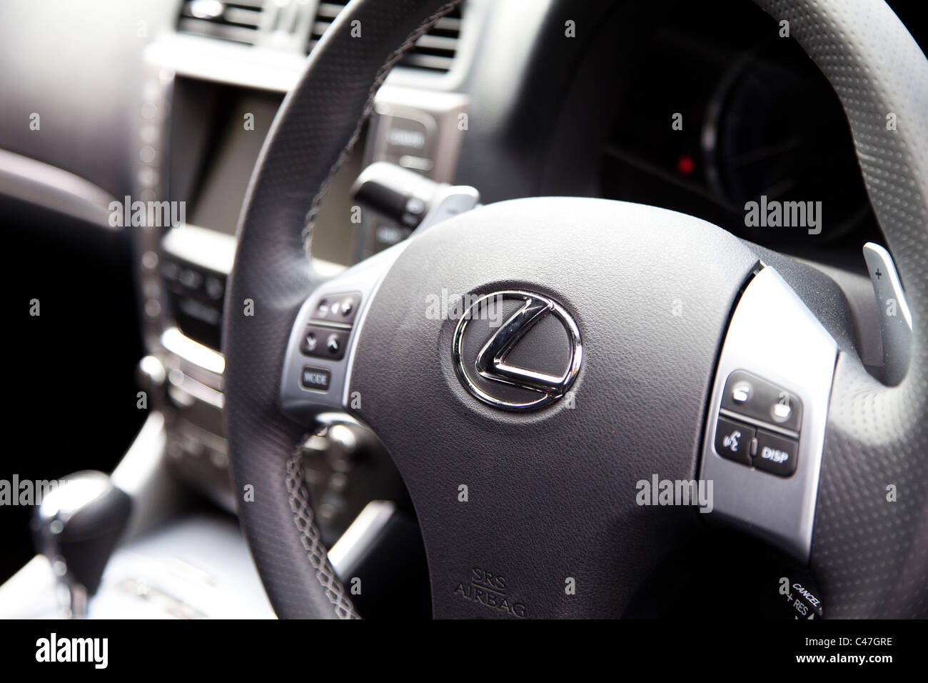 Planche de bord intérieur de voiture Lexus et volant England UK Banque D'Images
