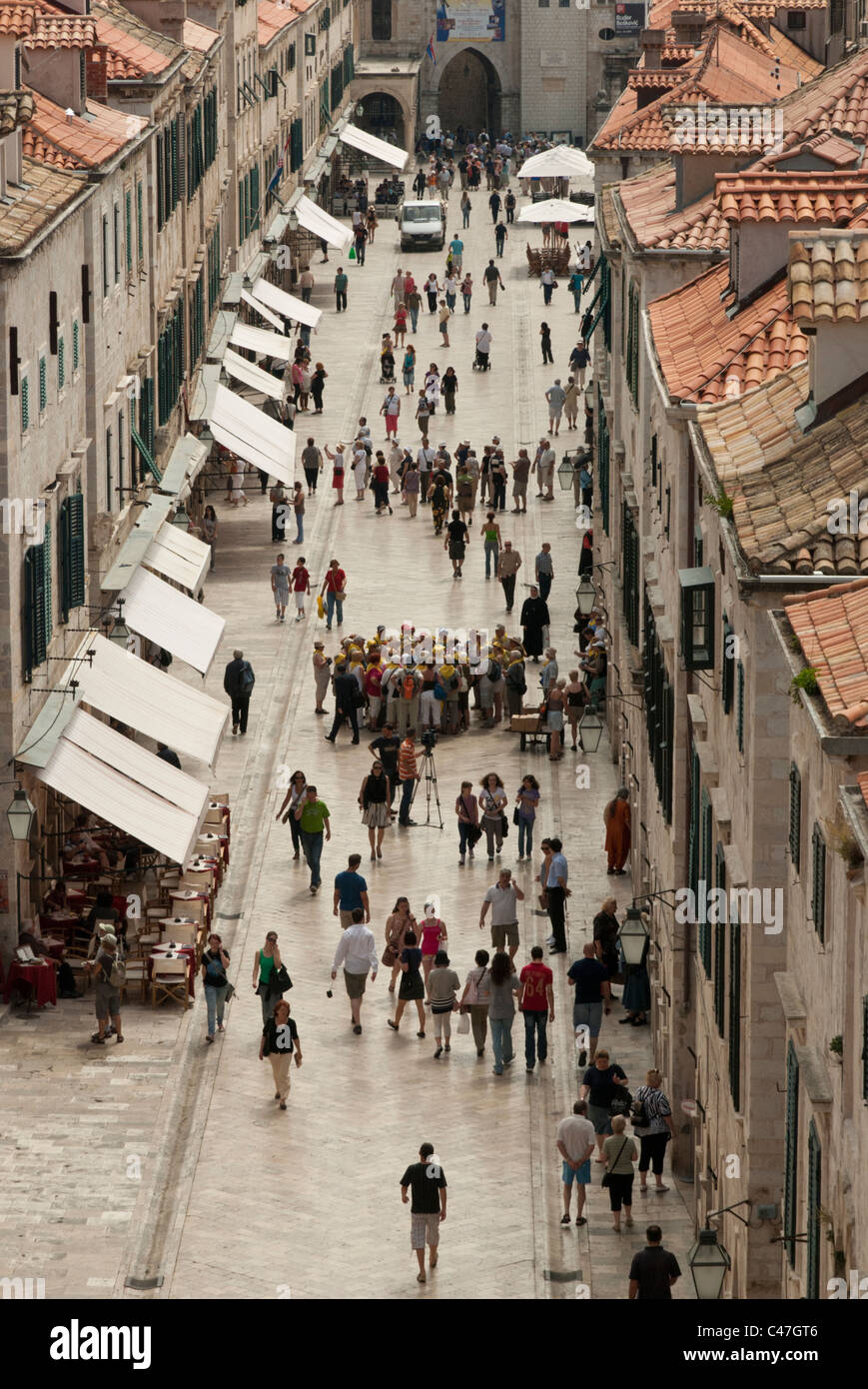 L'Stradan est la rue principale de la vieille ville, Dubrovnik, Croatie. Très populaire auprès des touristes il a de nombreux magasins et restaurants. Banque D'Images