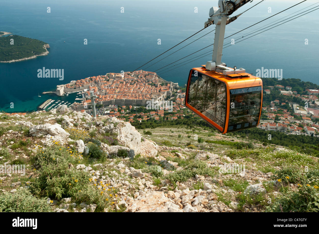 Le Téléphérique sur Hil Srd donnant sur la ville historique et populaire de Dubrovnik, Croatie est une attraction touristique populaire. Banque D'Images