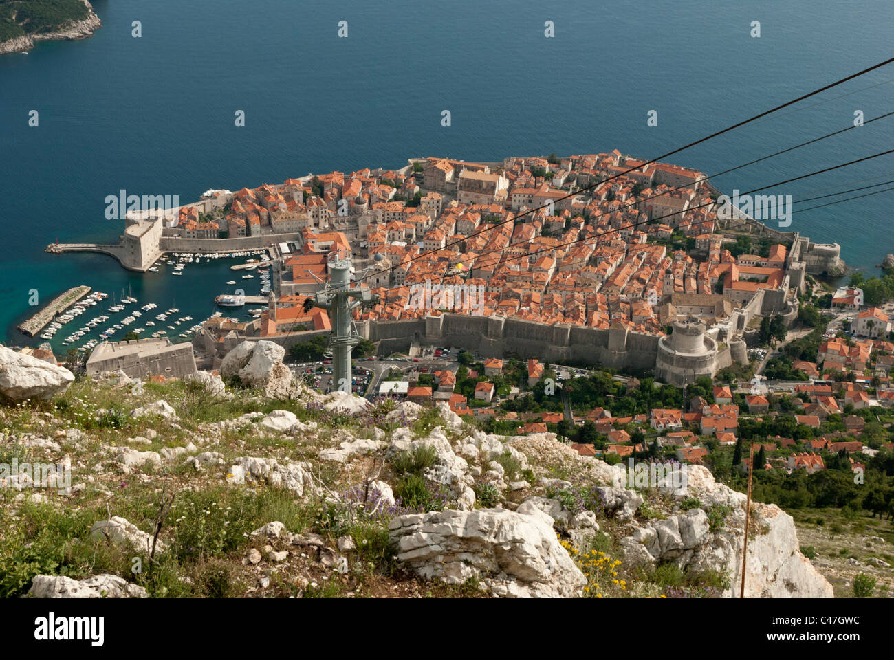 La vue sur la ville historique de Dubrovnik, Croatie à partir de la gare du téléphérique au sommet de Hil Srd. Banque D'Images