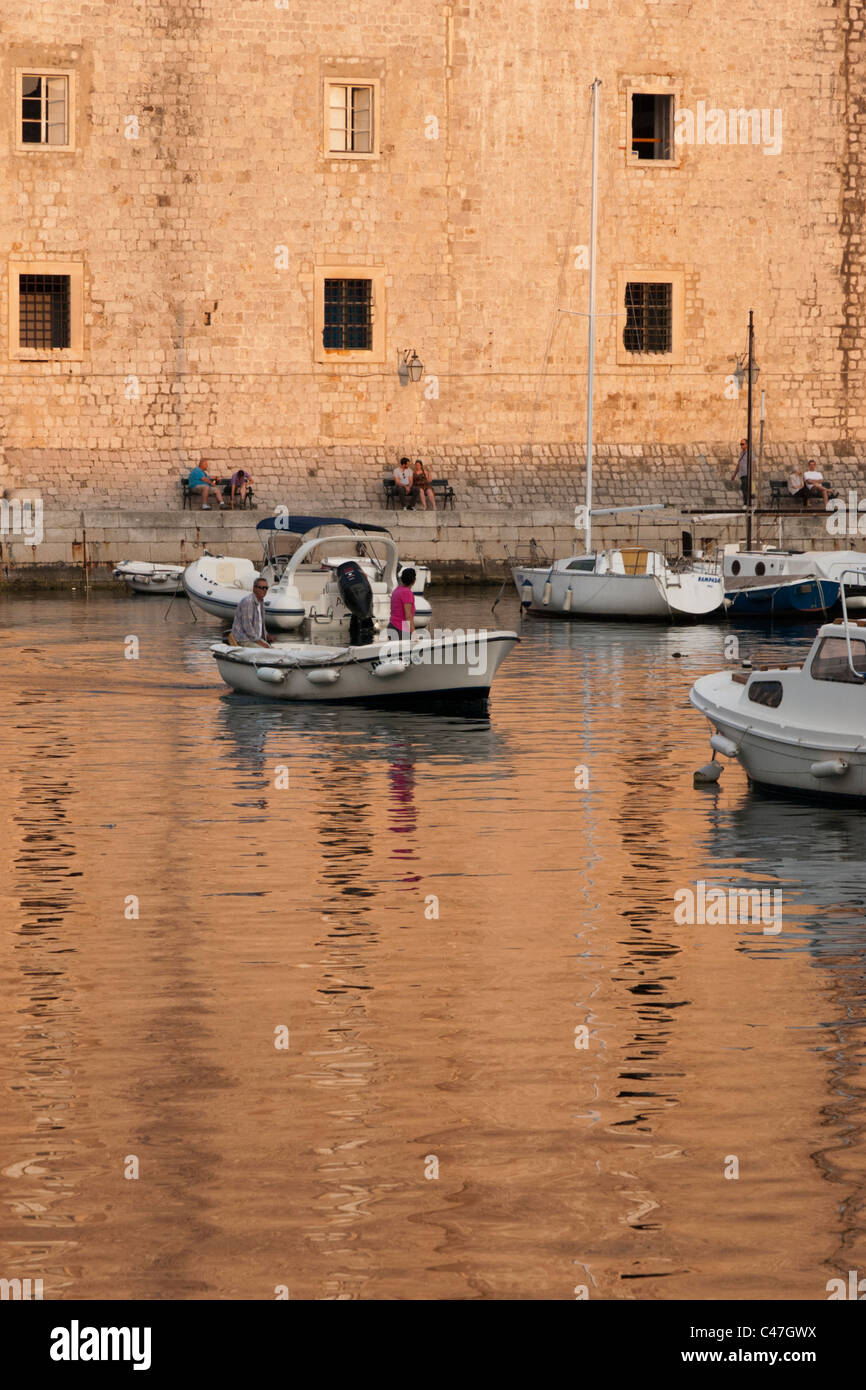 Les petits bateaux dans le port de la vieille ville de Dubrovnik, Croatie, une ville historique située sur la mer Adriatique. Banque D'Images
