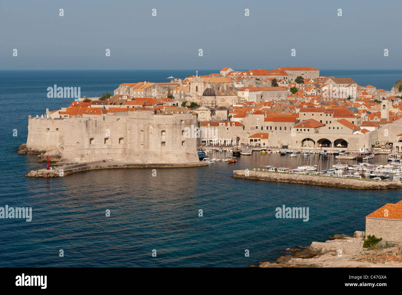 La ville de Dubrovnik, sur la côte adriatique en Croatie est un site du patrimoine mondial de l'Unesco et destination touristique populaire. Banque D'Images