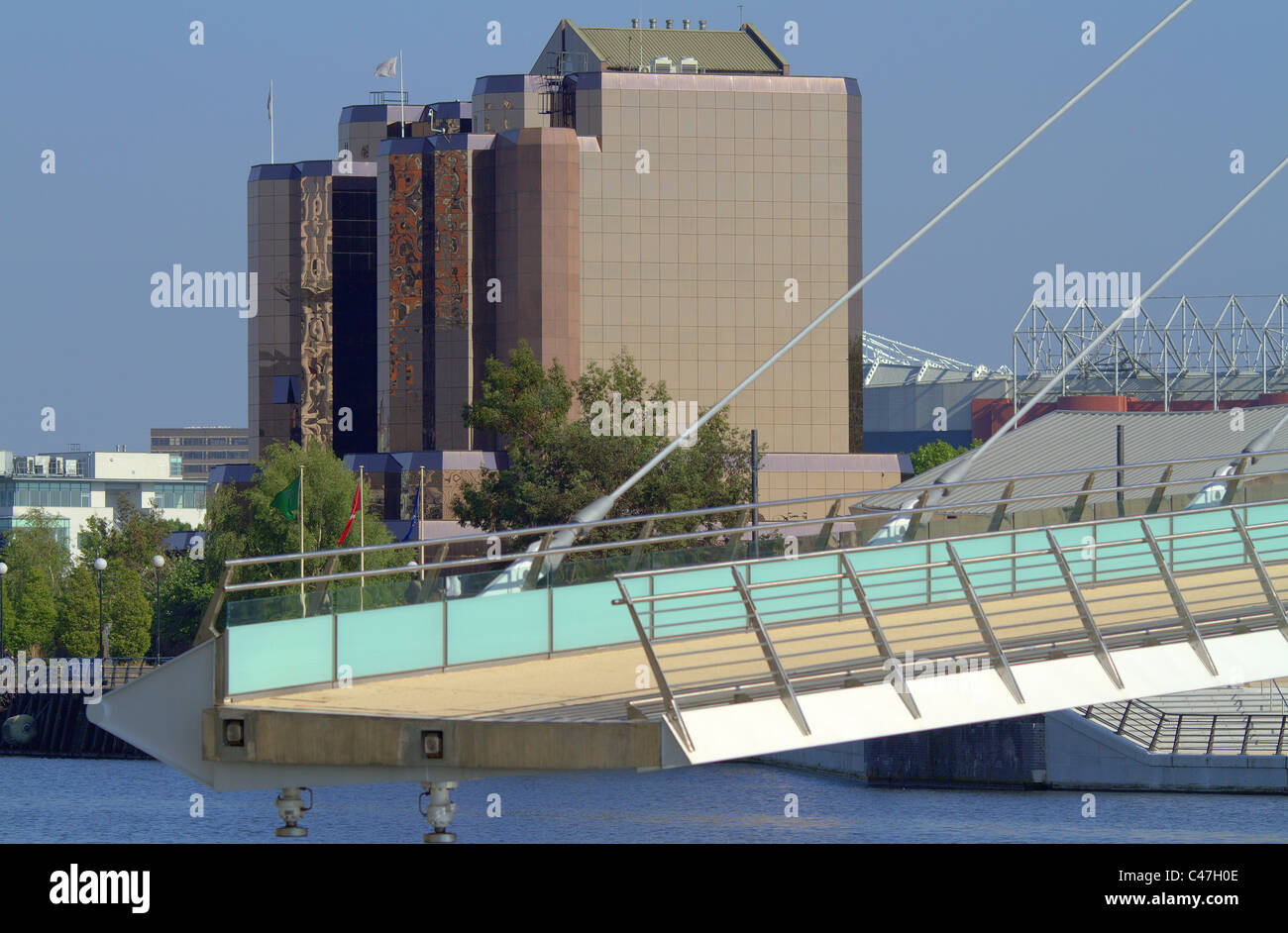 Le nouveau media city Bridge se bloque à la mi-swing ! Avec un bâtiment de bureaux à l'arrière-plan. Salford Quays. Banque D'Images