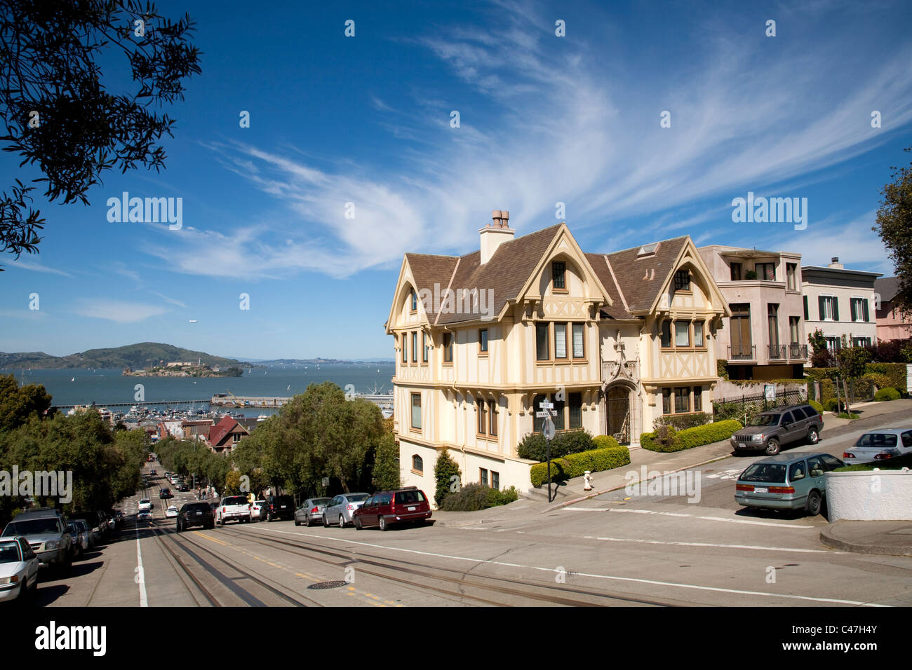 Chambre le coin de Hyde et Francisco rues, avec en arrière-plan d'Alcatraz, San Francisco, Californie Banque D'Images