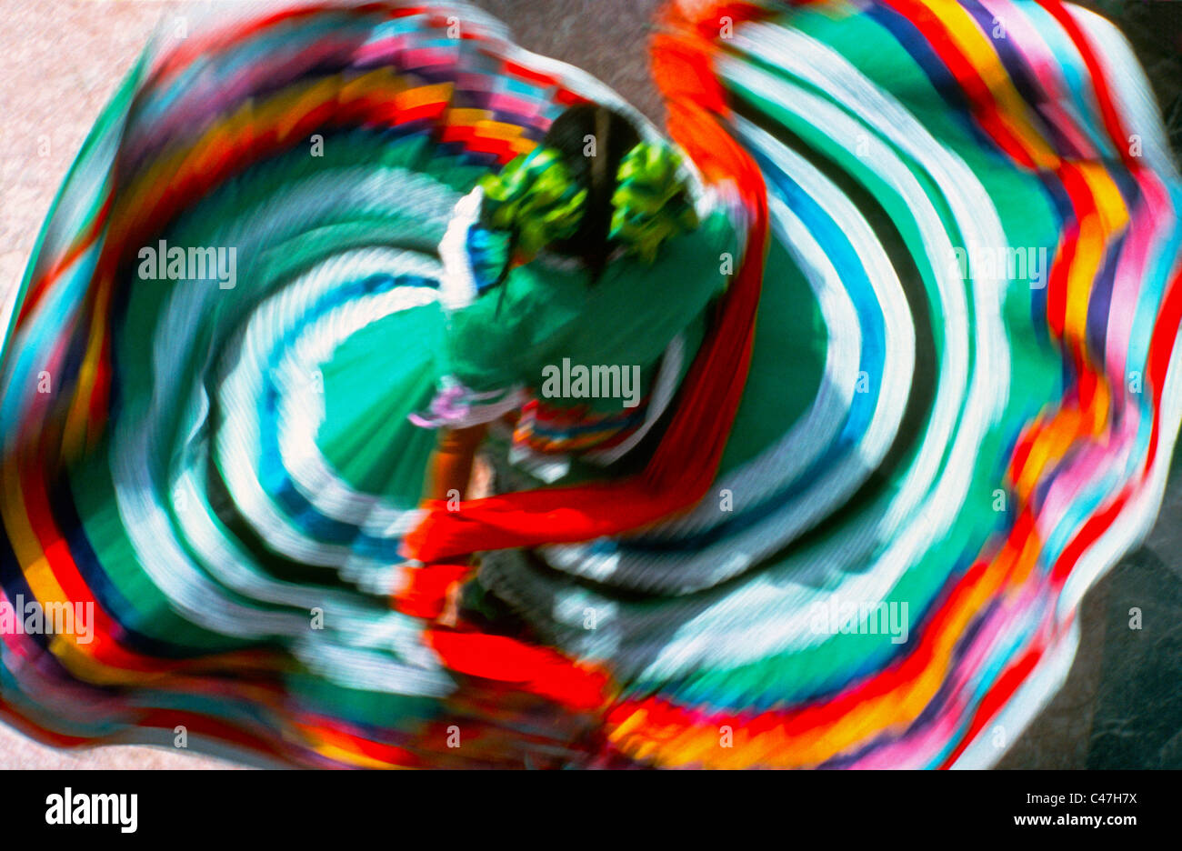 Une vue de dessus montre au large de la robe traditionnelle de couleur d'un danseur folklorique virevoltantes qui divertit souvent les touristes au Mexique, en Amérique du Nord. Banque D'Images