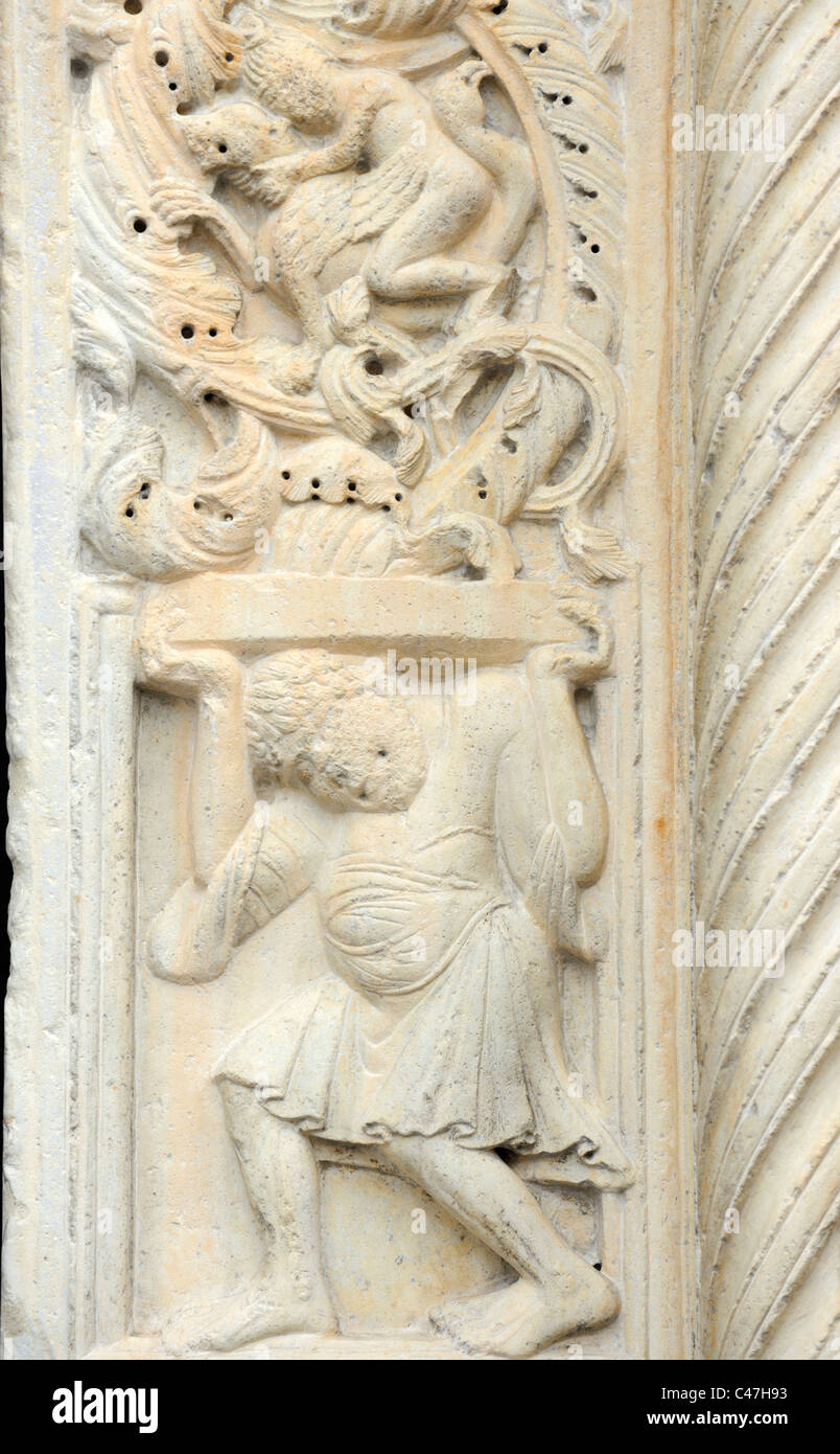 Une figure sculptée sur le bourrage de la grande porte ouest de la cathédrale de Modène Banque D'Images