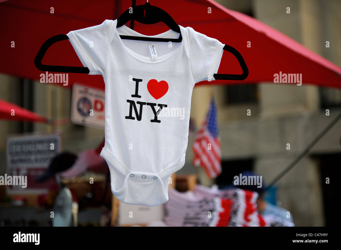 Bébé costume avec "I Love New York" logo sur la vente sur Wall Street, New York City, USA. Banque D'Images