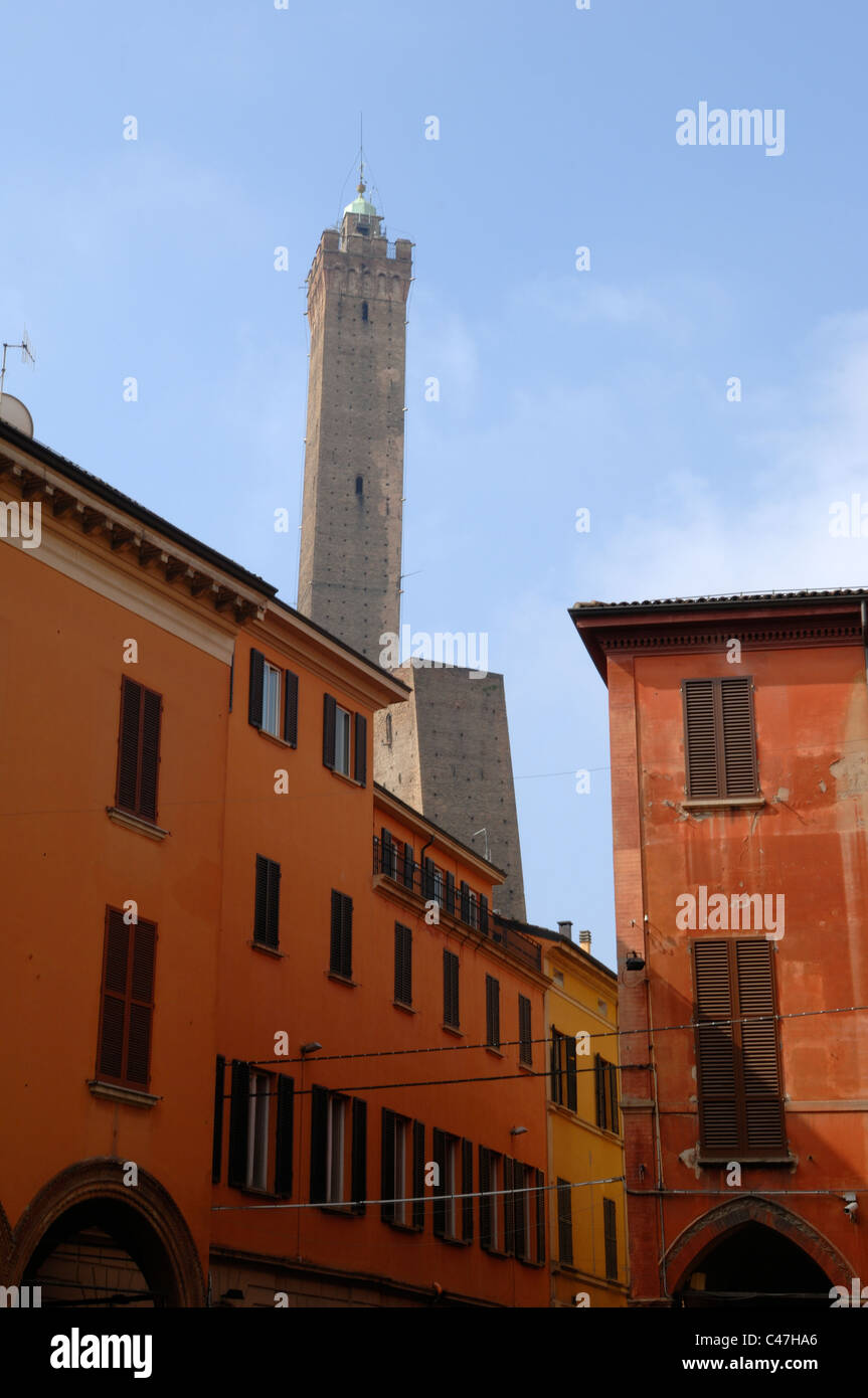 Torre degli Asinelli et Torre Garisenda vue de la Via Zamboni Banque D'Images