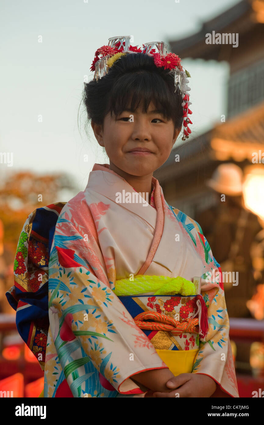 Jeune fille en kimono à l'avant du Château de Matsumoto au cours de  Shichi-Go-san (7-5-3) célébration, Matsumoto, Nagano, Japon Photo Stock -  Alamy