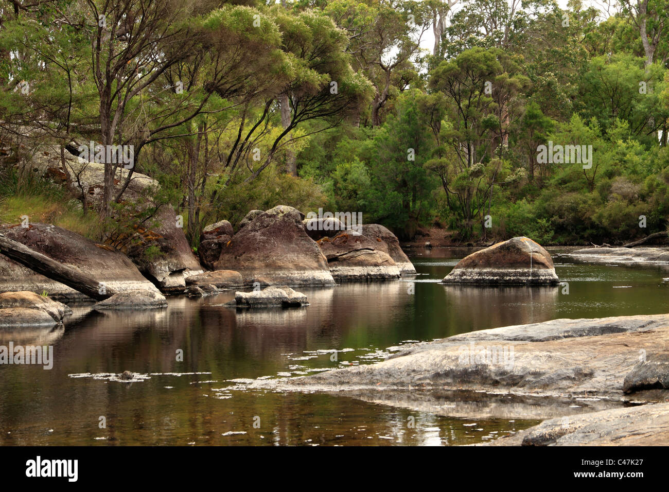 Le granit des rochers et de la rivière Franklin, Walpole le sud-ouest de l'Australie Banque D'Images