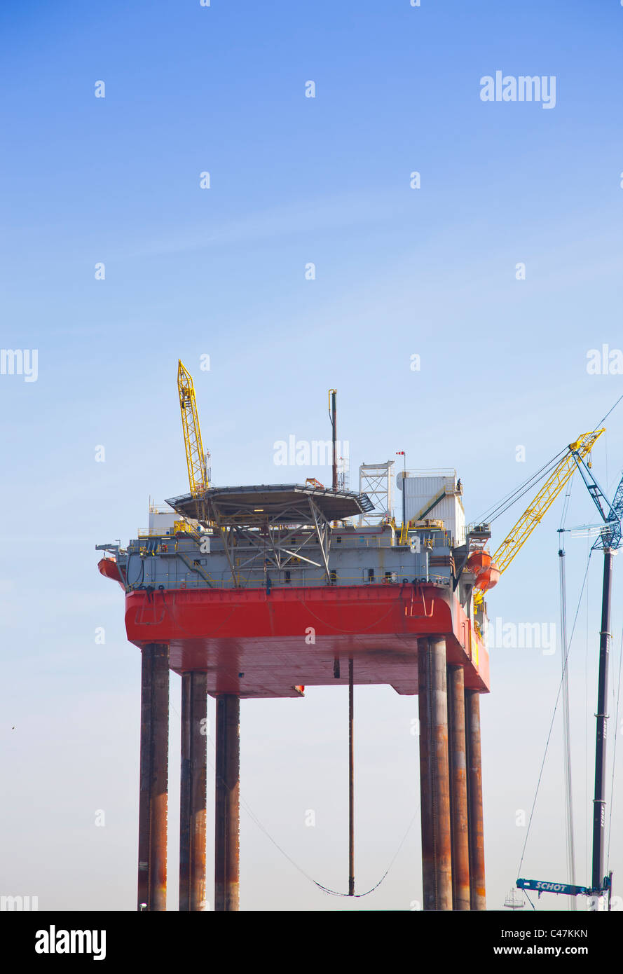 La plate-forme avec ciel bleu Banque D'Images