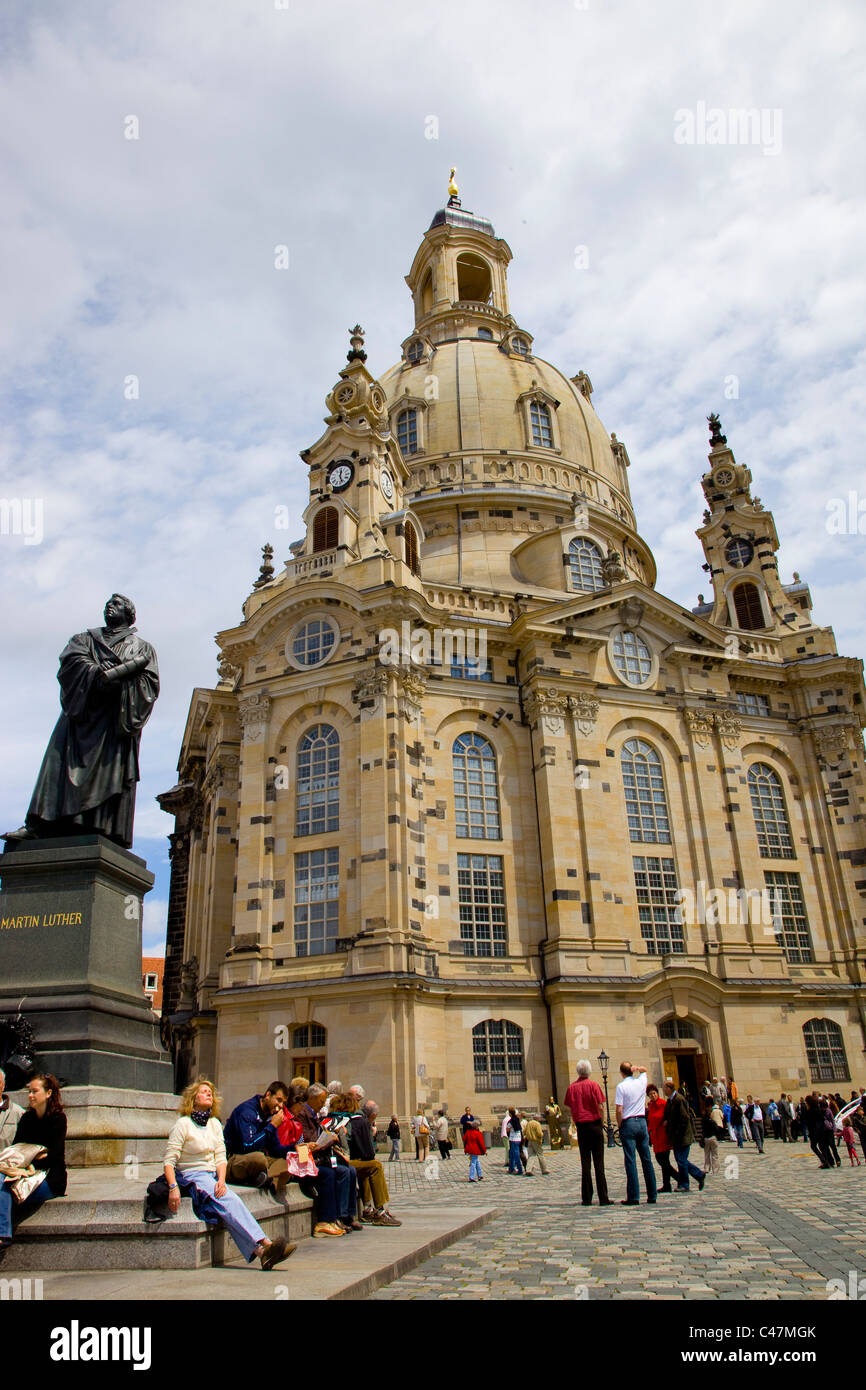 Photo de la statue de Martin Luther en face de son église dans la ville de Dresde Banque D'Images