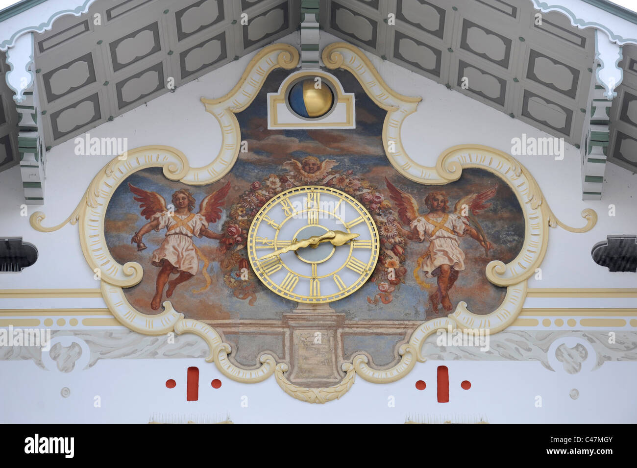 Façade de maison et décoration de fenêtre avec la peinture traditionnelle en Bavière, Allemagne Banque D'Images