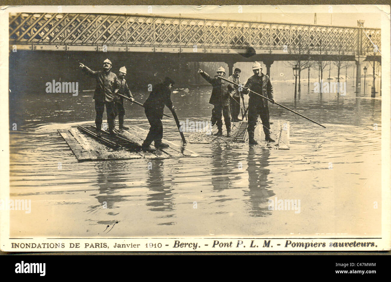 Carte postale des inondations de Paris en 1910 Banque D'Images Carte postale des inondations de Paris en 1910 Banque D'Images