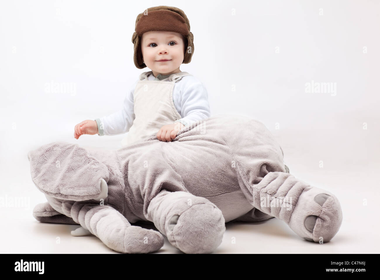 Baby Girl avec maintien du bouchon ours elephant Banque D'Images