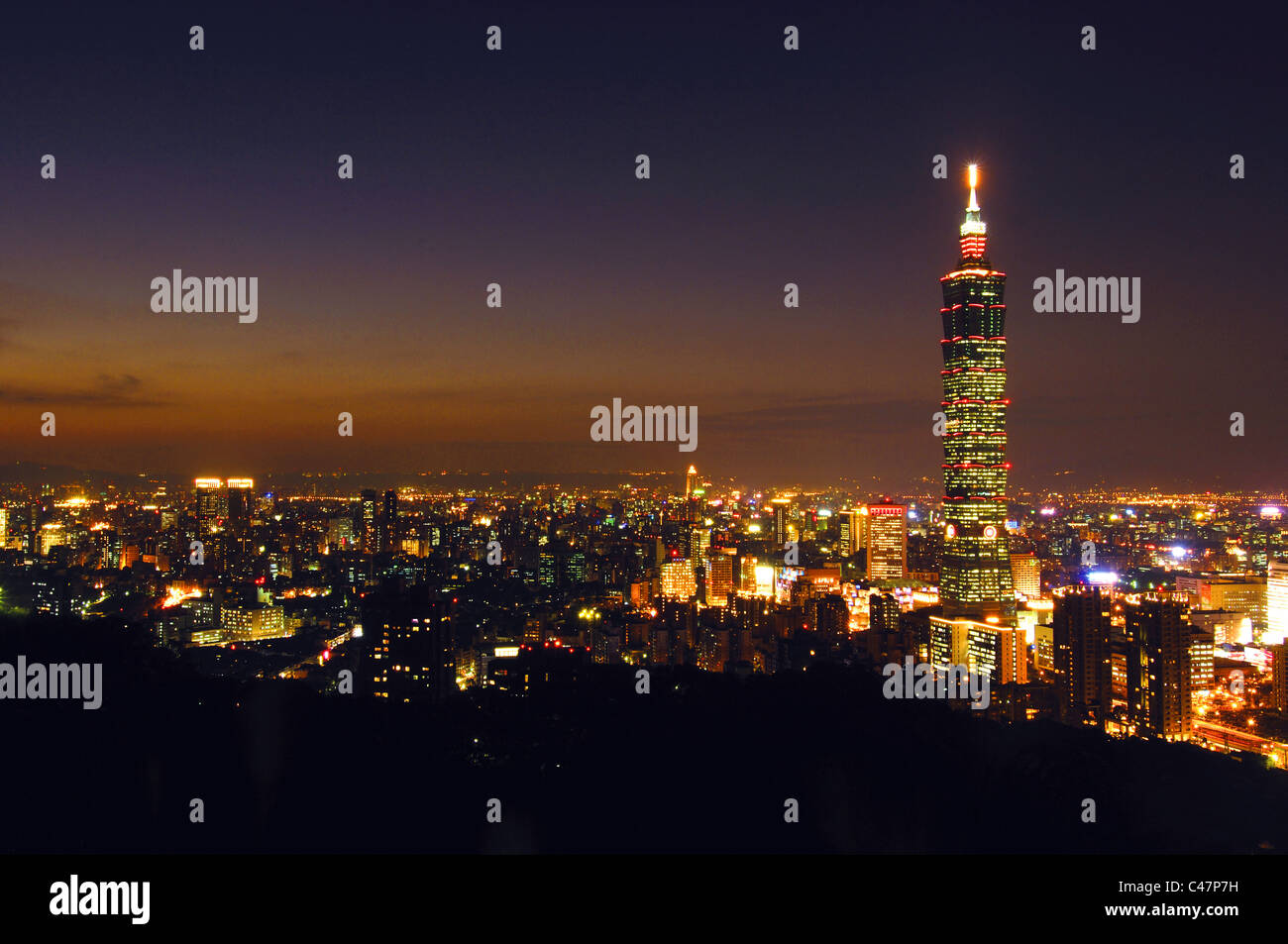 Gratte-ciel dans une ville la nuit, Taipei 101, Taipei, Taiwan Banque D'Images