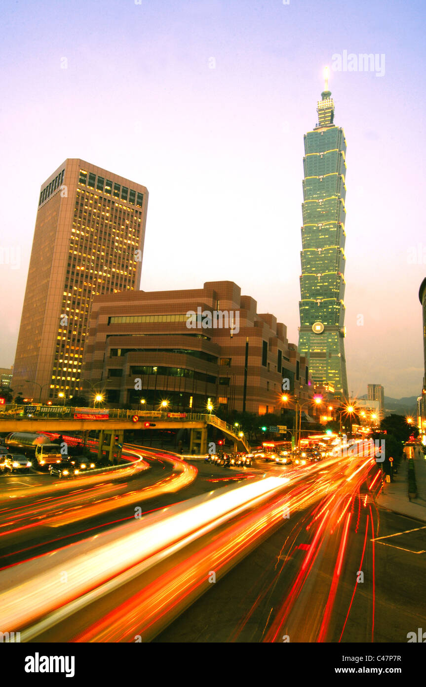 Gratte-ciel dans une ville la nuit, Taipei 101, Taipei, Taiwan Banque D'Images