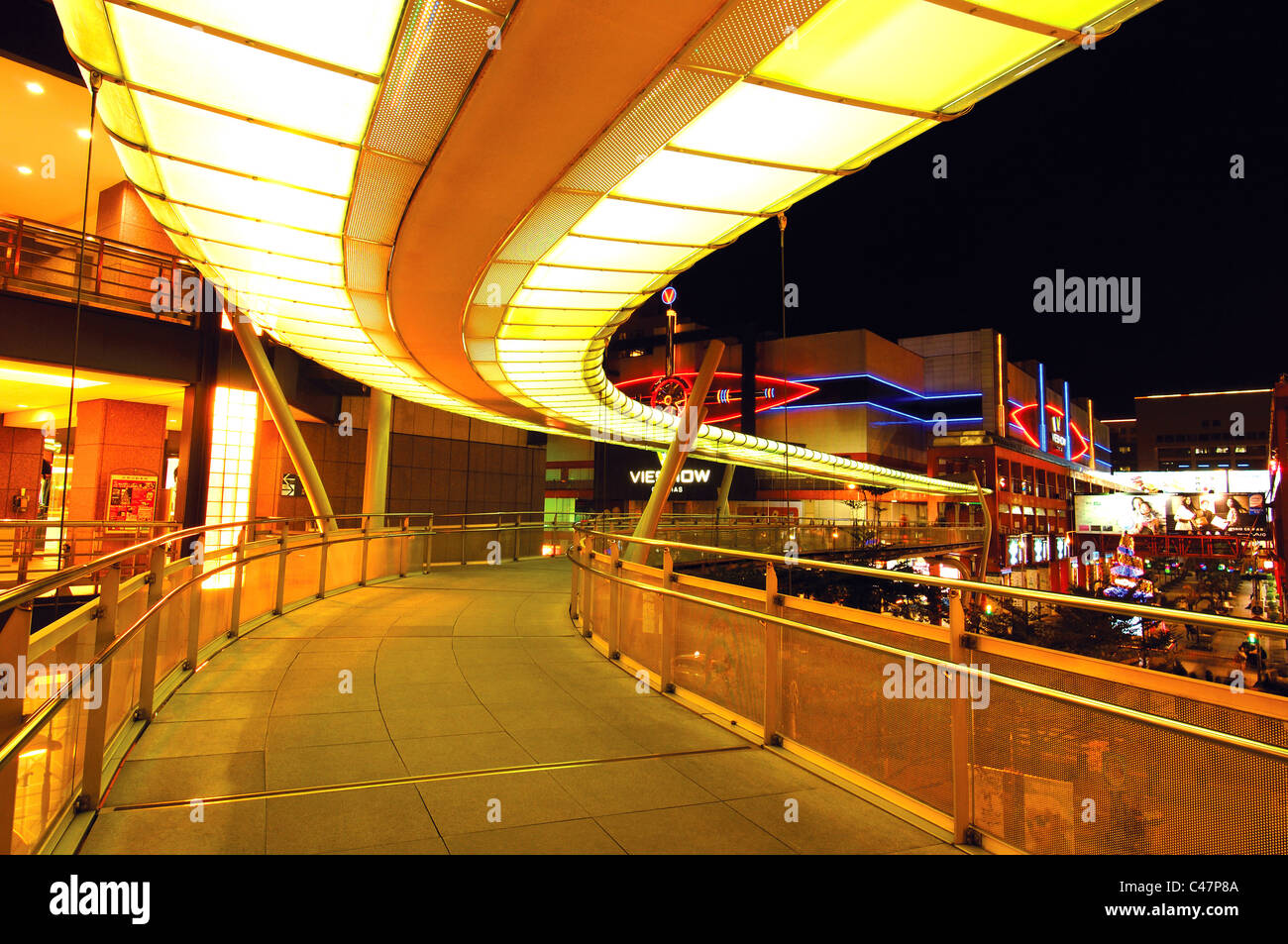 Route surélevée dans la nuit dans une ville, Xinyi District, Taipei, Taiwan Banque D'Images