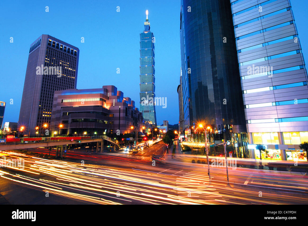 Gratte-ciel dans une ville la nuit, Taipei 101, Taipei, Taiwan Banque D'Images