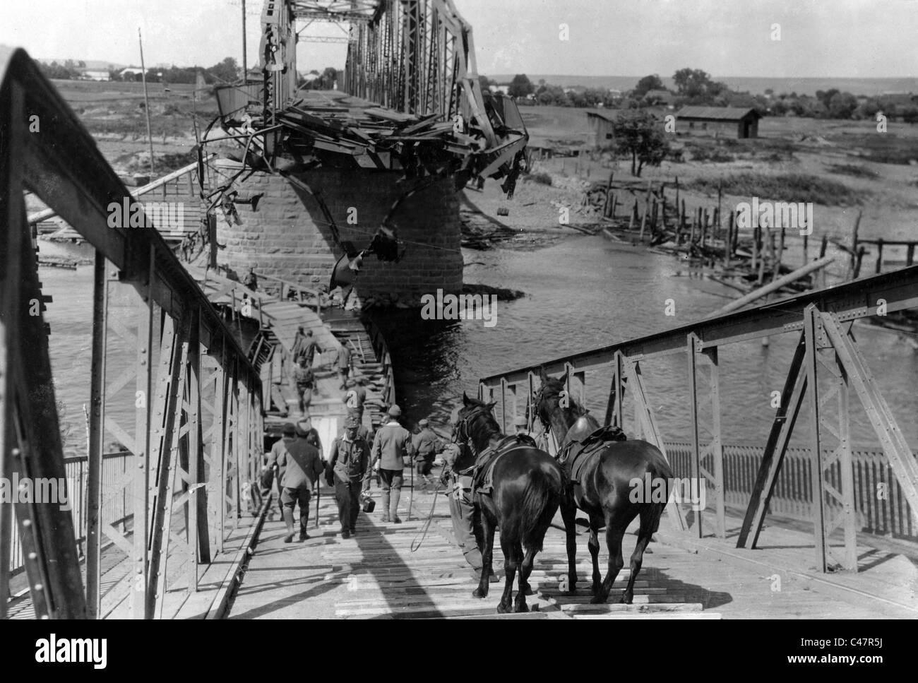 Sapeurs autrichiens sur un pont temporaire au-dessus de la rivière Dniestr, 1915 Banque D'Images