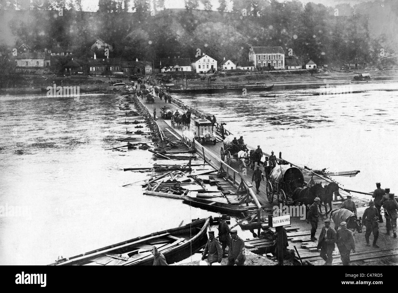 Pont temporaire au-dessus de la rivière Neman, 1915 Banque D'Images