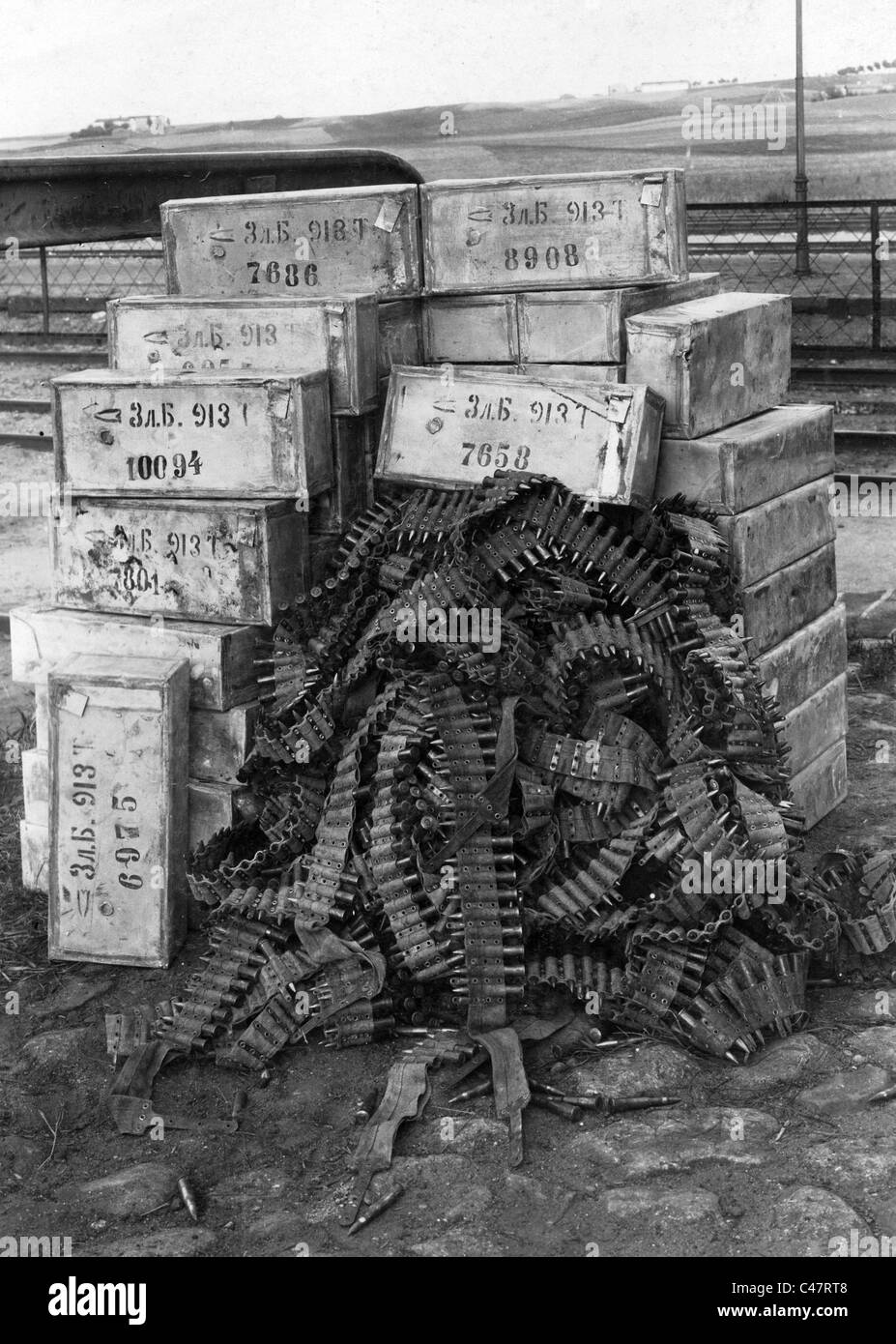 Les boîtes de munitions de mitrailleuses et munitions abandonnées par les troupes russes, 1914 Banque D'Images