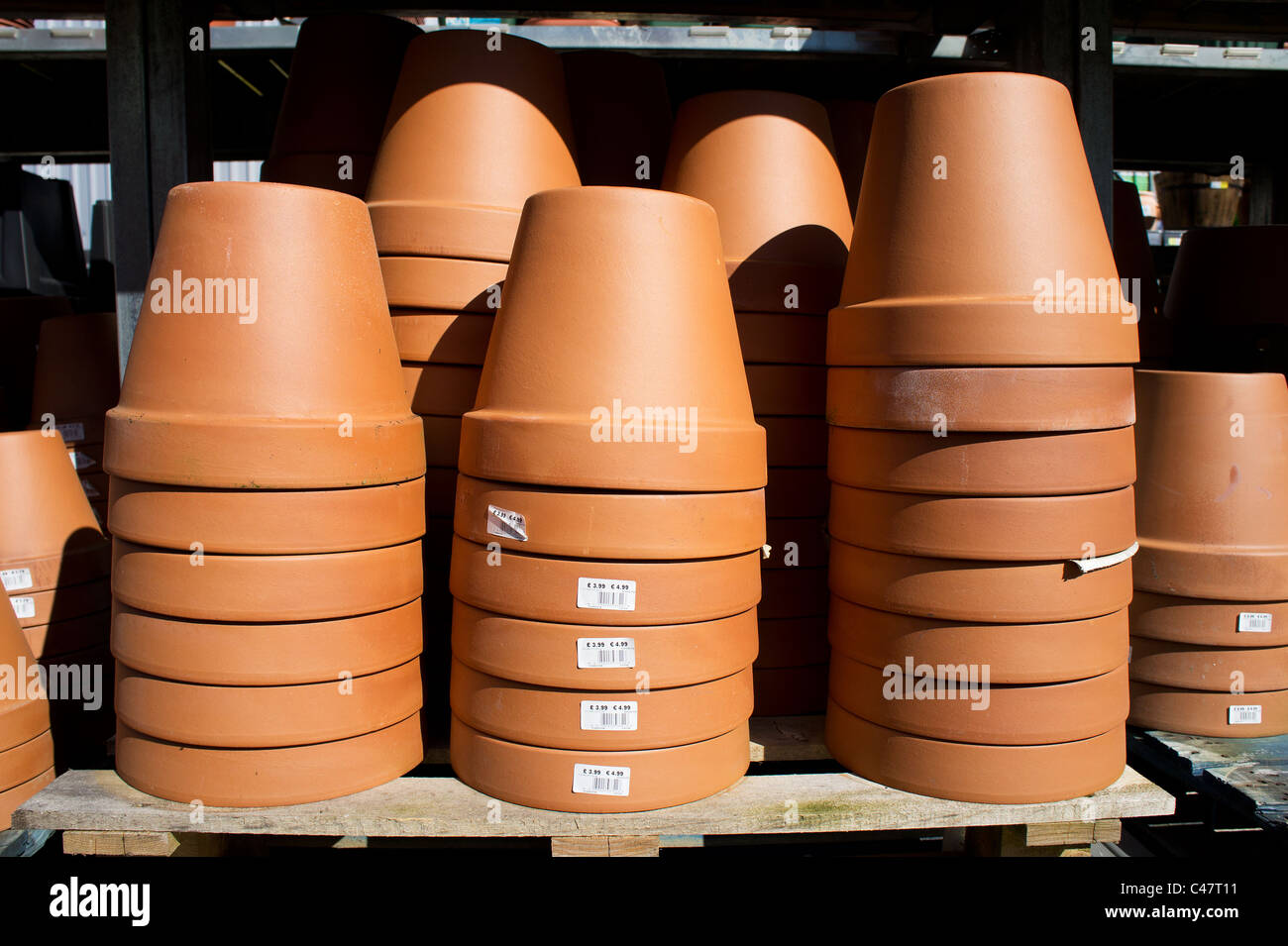 Cache-pots en vente dans un centre jardin, UK Banque D'Images