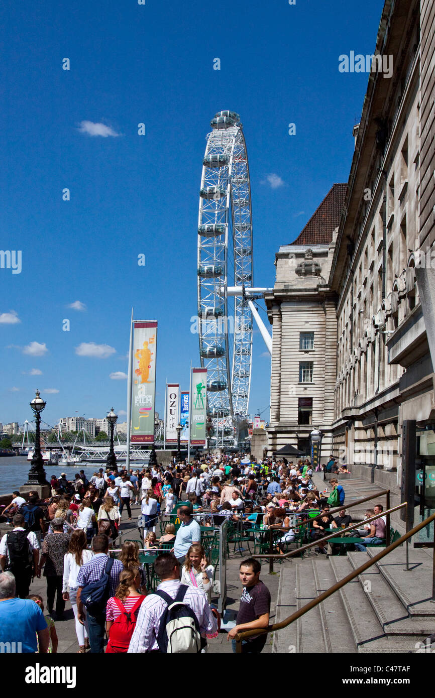 Le London Eye sur la rive sud de la Tamise à Londres. Une attraction touristique très populaire. Banque D'Images
