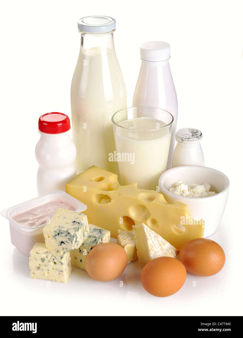 Le yogourt et le fromage au lait oeufs sur un fond blanc Banque D'Images