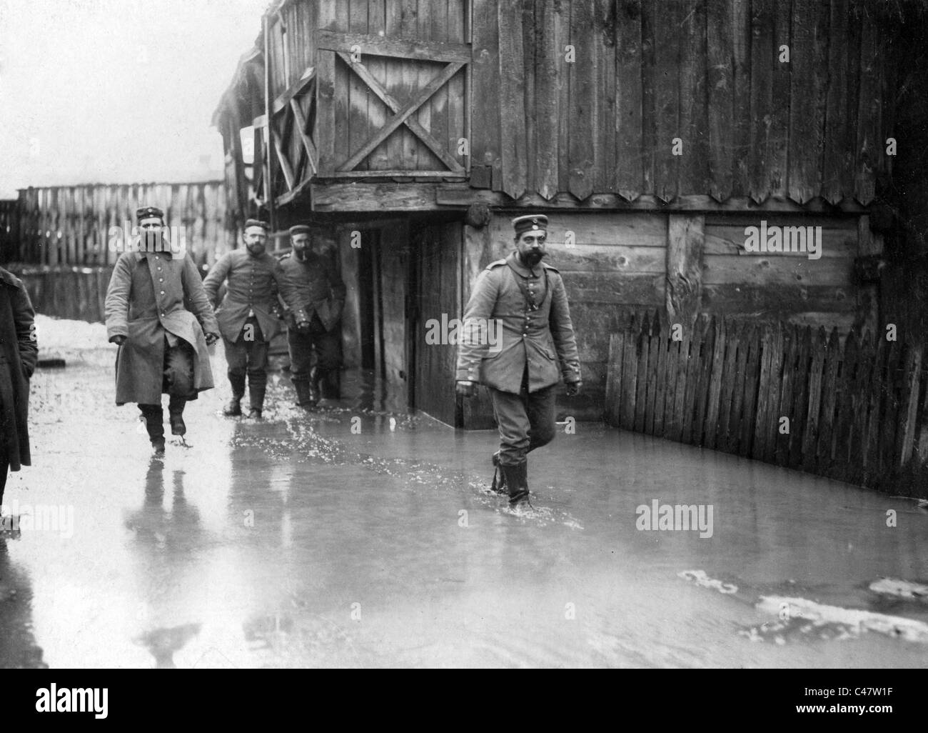 Les soldats allemands patauger dans une rue inondée, 1915 Banque D'Images