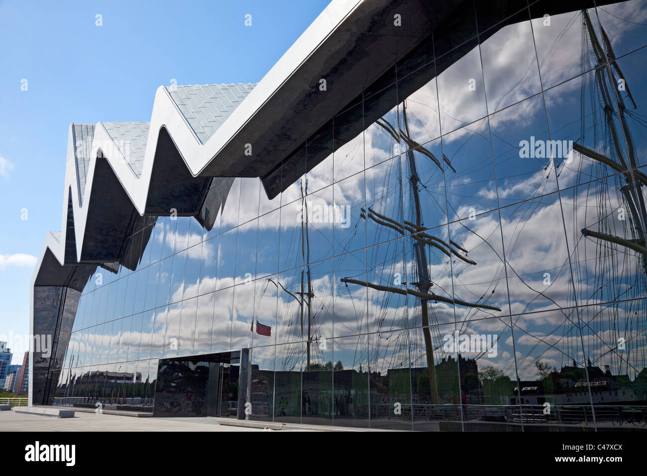 L'arrière de Glasgow Riverside Museum, Musée des Transports, avec les mâts de l'Glenlee ('Le grand voilier') reflète dans la paroi de verre Banque D'Images