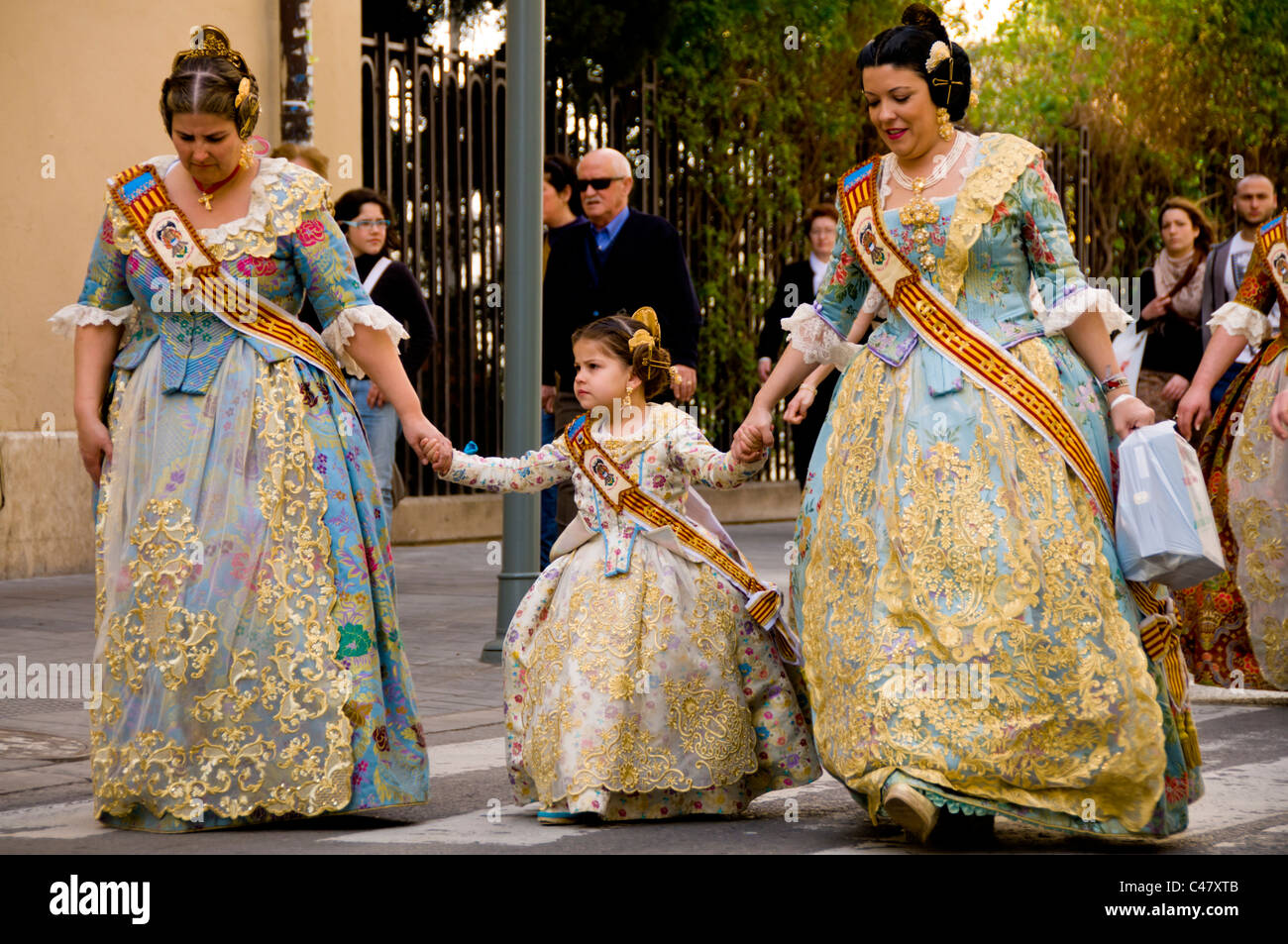 Falleras lors d'un défilé à Fallas de Valence. Banque D'Images