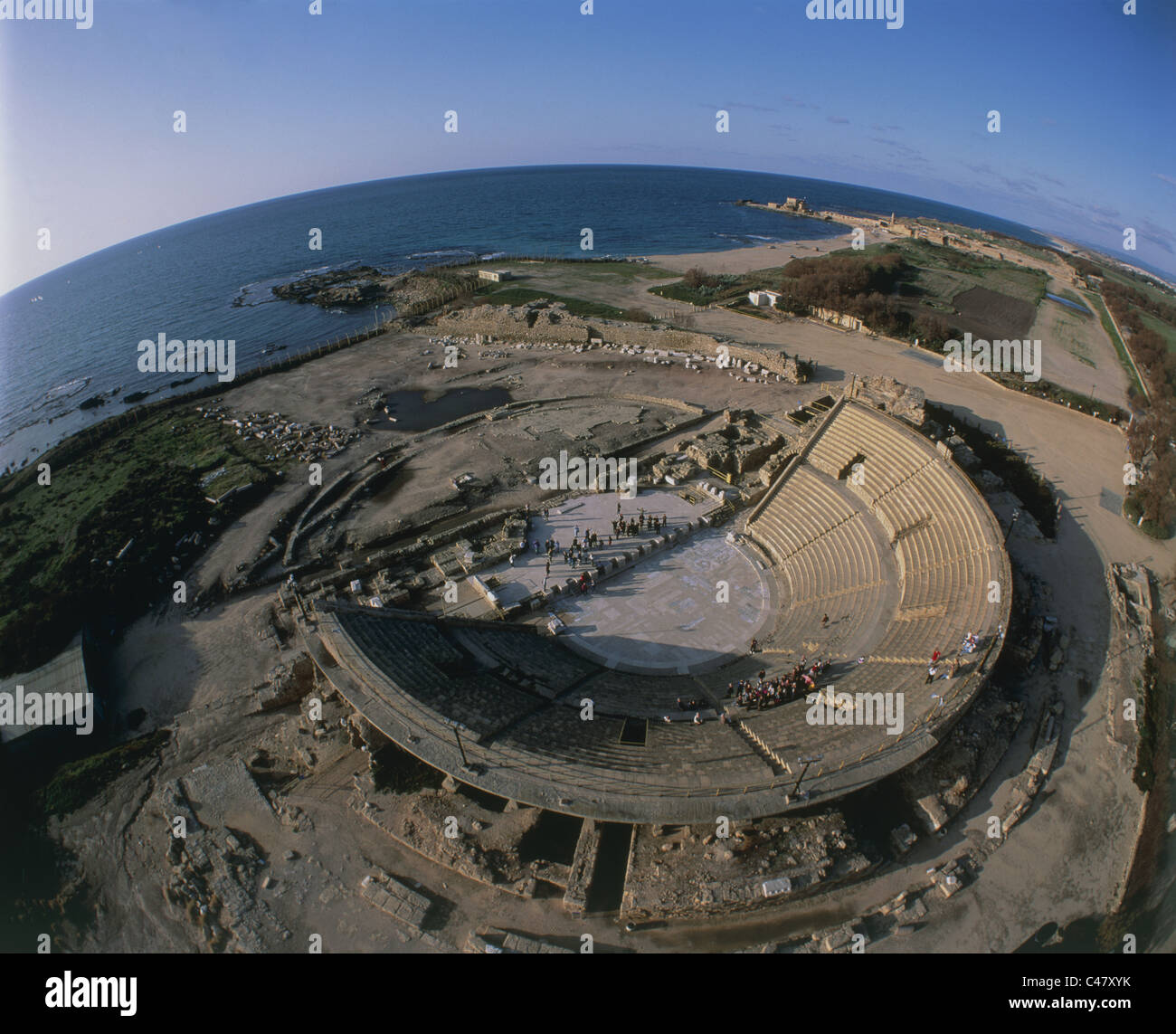 Photographie aérienne du théâtre romain dans la ville antique de Césarée dans la plaine côtière Banque D'Images