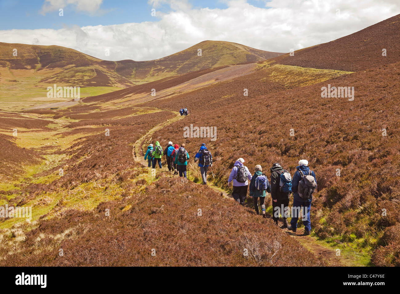 Un club de randonnée entre Broughton et Stobo sur la façon de John Buchan Banque D'Images