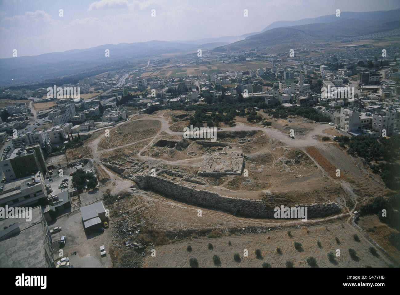 Photo aérienne des ruines de la ville romaine de Flavia Neapolis dans la ville moderne de Naplouse Banque D'Images