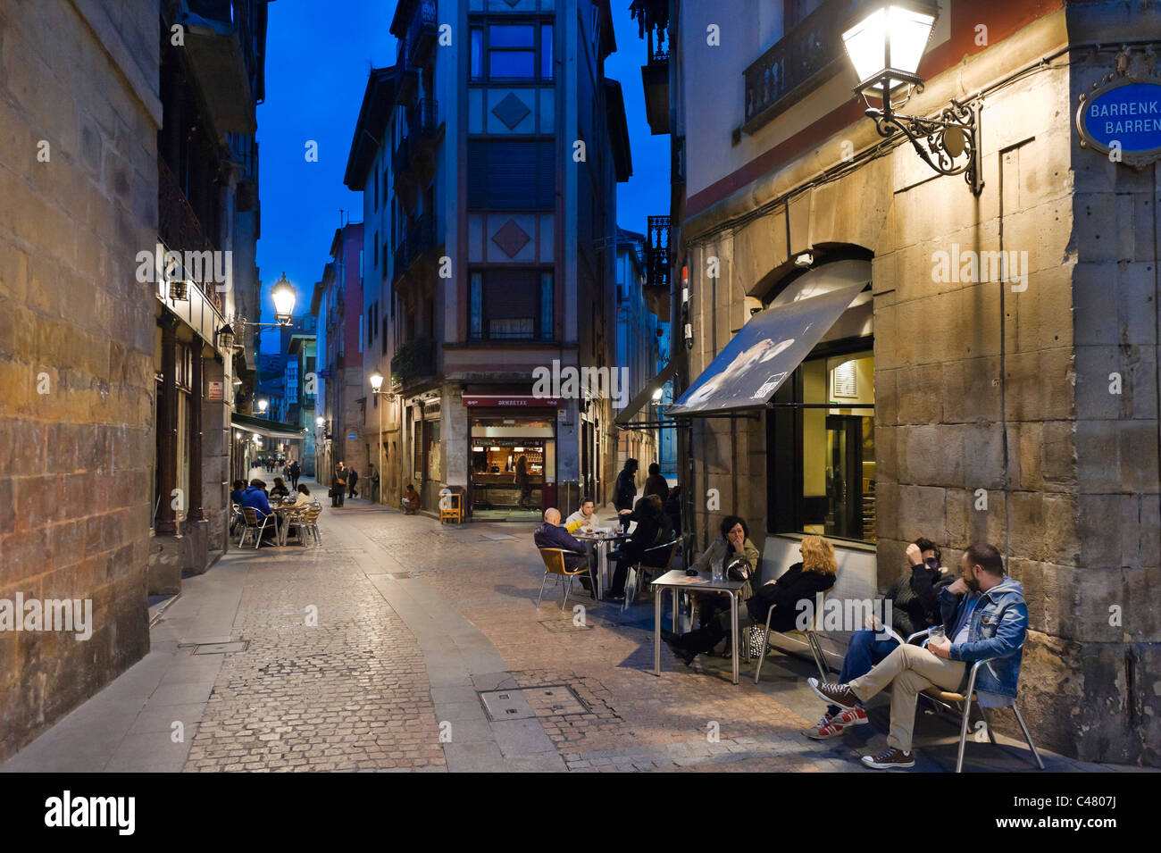 Dans l'un des bars de l'étroit dans la vieille ville (Casco Viejo), Bilbao,  Biscaye, Pays Basque, Espagne Photo Stock - Alamy