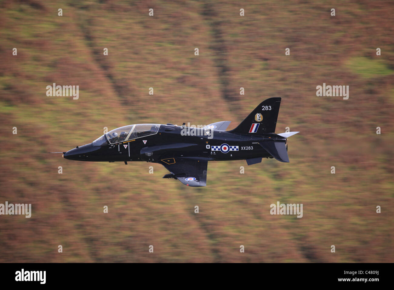 Hawk avion à réaction rapide à basse altitude dans la boucle de mach Banque D'Images Hawk avion à réaction rapide à basse altitude dans la boucle de mach Banque D'Images