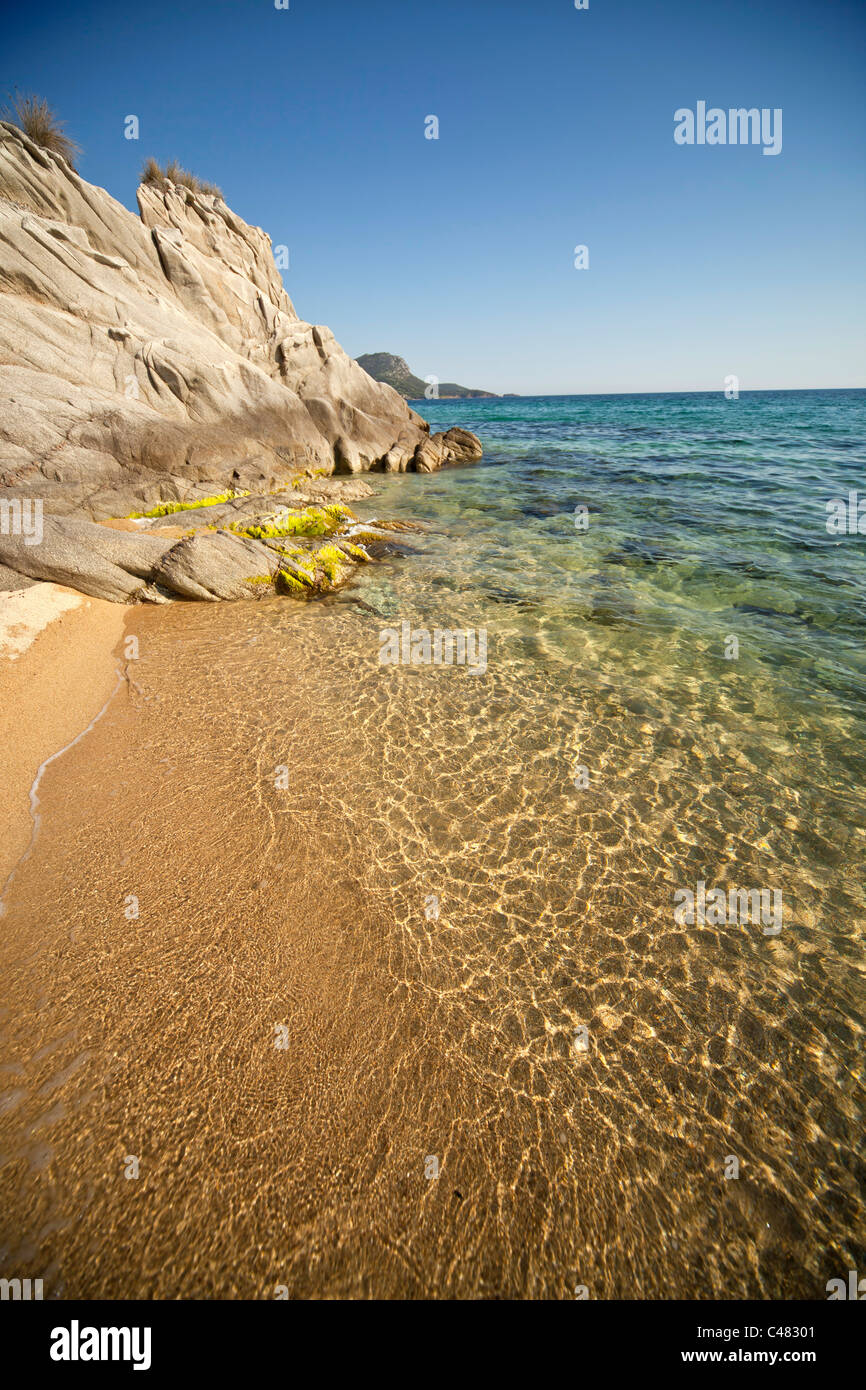 Côte rocheuse et la plage de la petite station balnéaire de Toroni, Sithonia, Grèce Banque D'Images