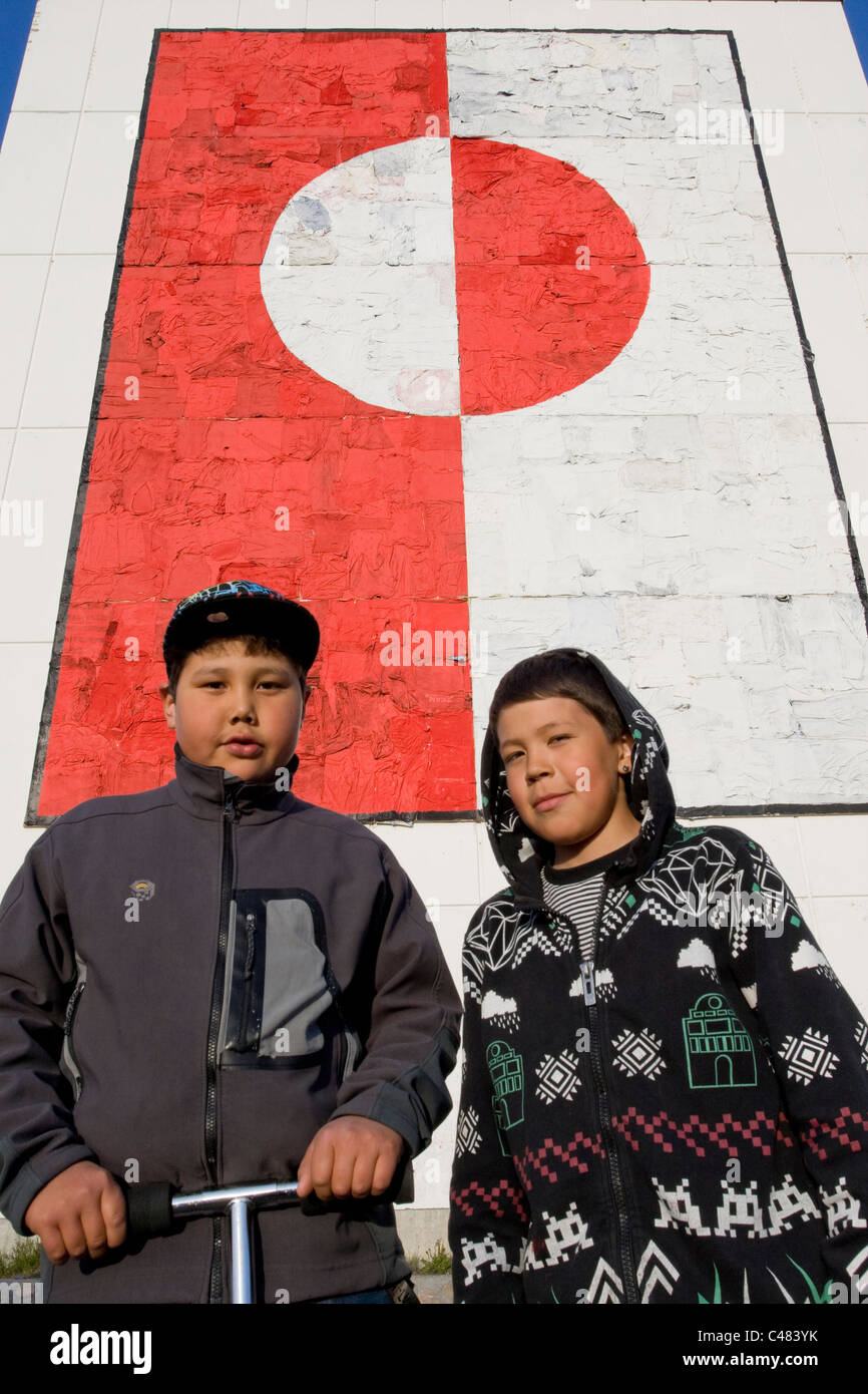 Les deux garçons en face d'une grande peinture de l'indicateur du Groenland à Nuuk, Groenland Banque D'Images