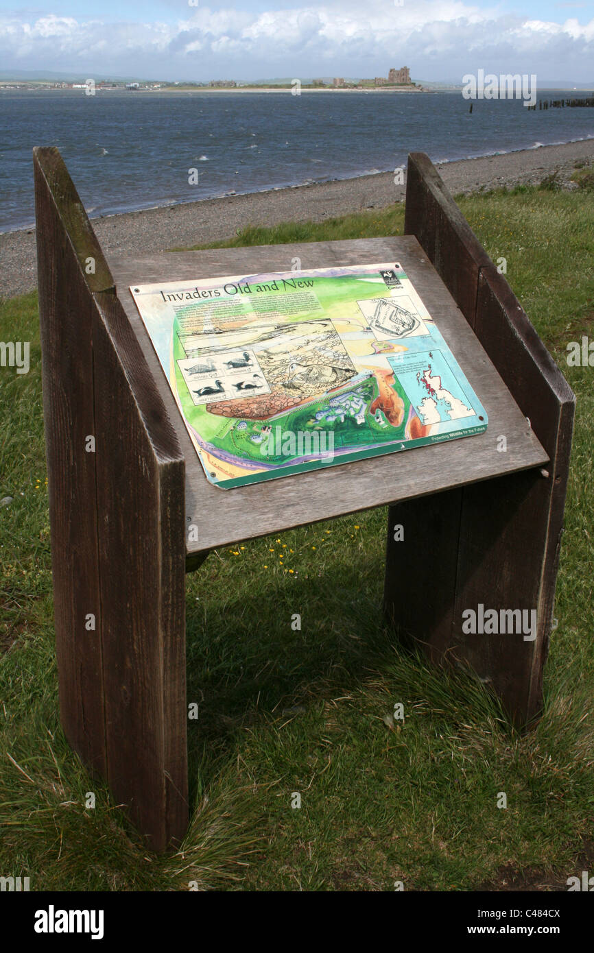 L'île de Walney Réserver Information Board Avec Piel Castle dans l'arrière-plan Banque D'Images