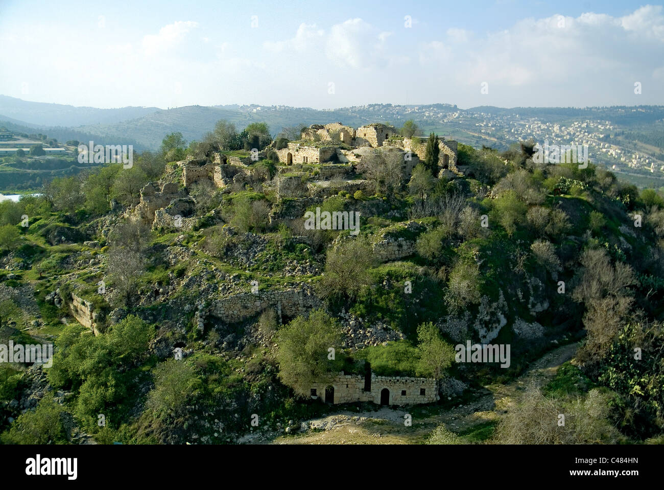 Photographie aérienne de la forteresse de Belmont entouré par les maisons du village de Suba Ottoman Banque D'Images