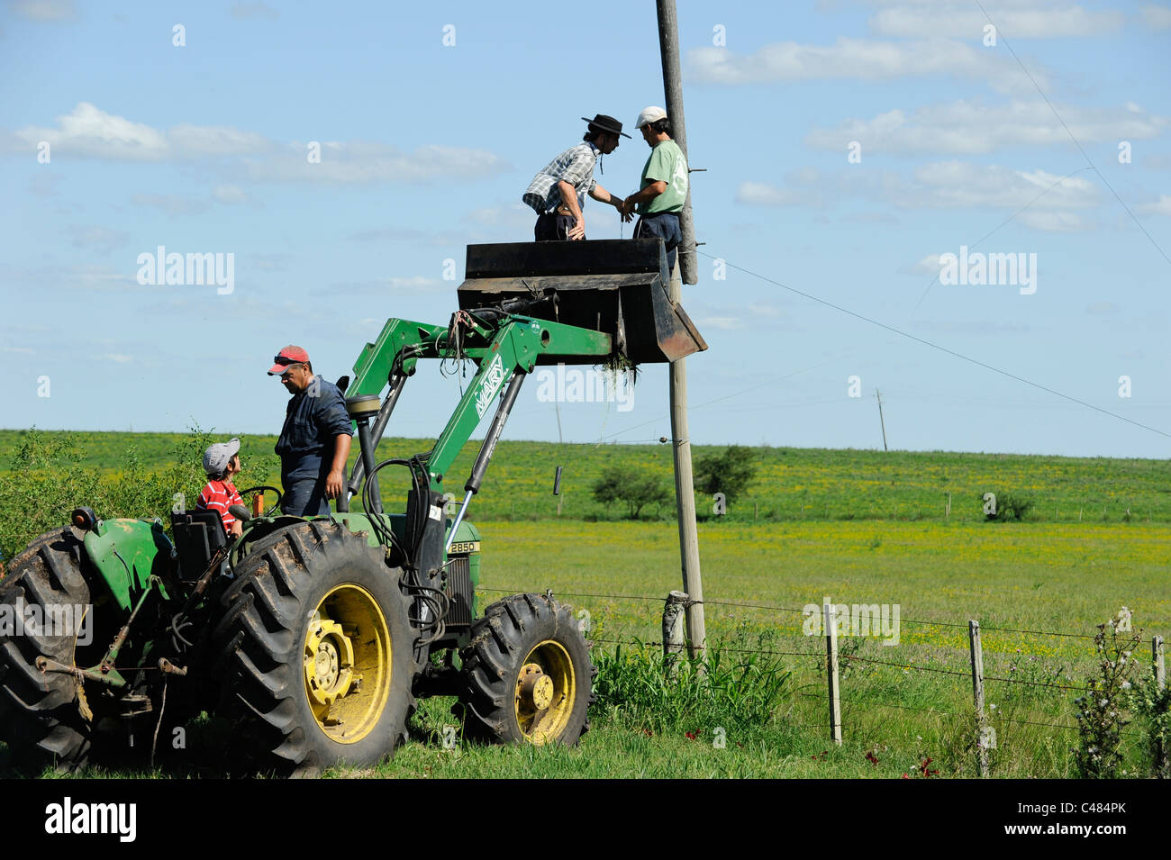 L'URUGUAY L'agriculture et de l'élevage , les Gauchos avec travaux sur tracteur farm Banque D'Images