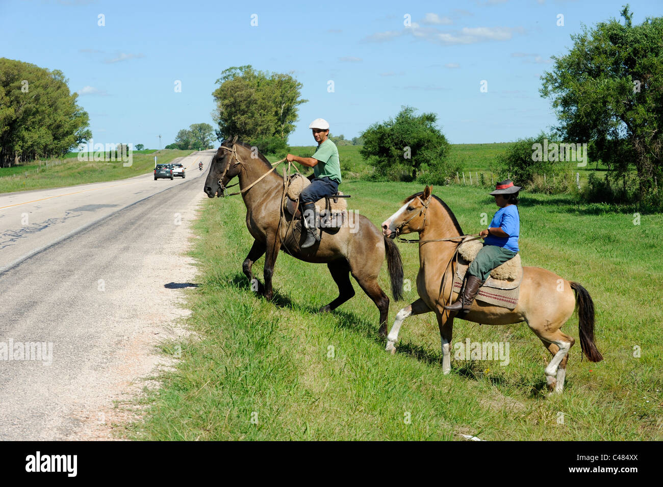 L'URUGUAY L'agriculture et de l'élevage , les Gauchos à cheval cross road Banque D'Images