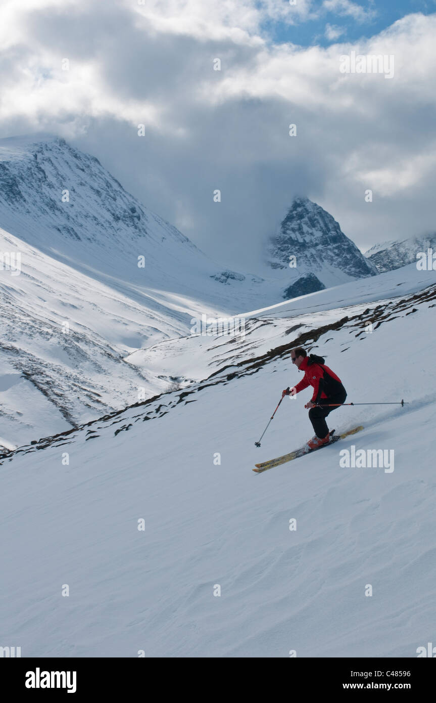 Reaiddavaggi Stuor Skifahrer im Tal, Kebnekaisefjaell, Norrbotten, Laponie, Schweden Banque D'Images