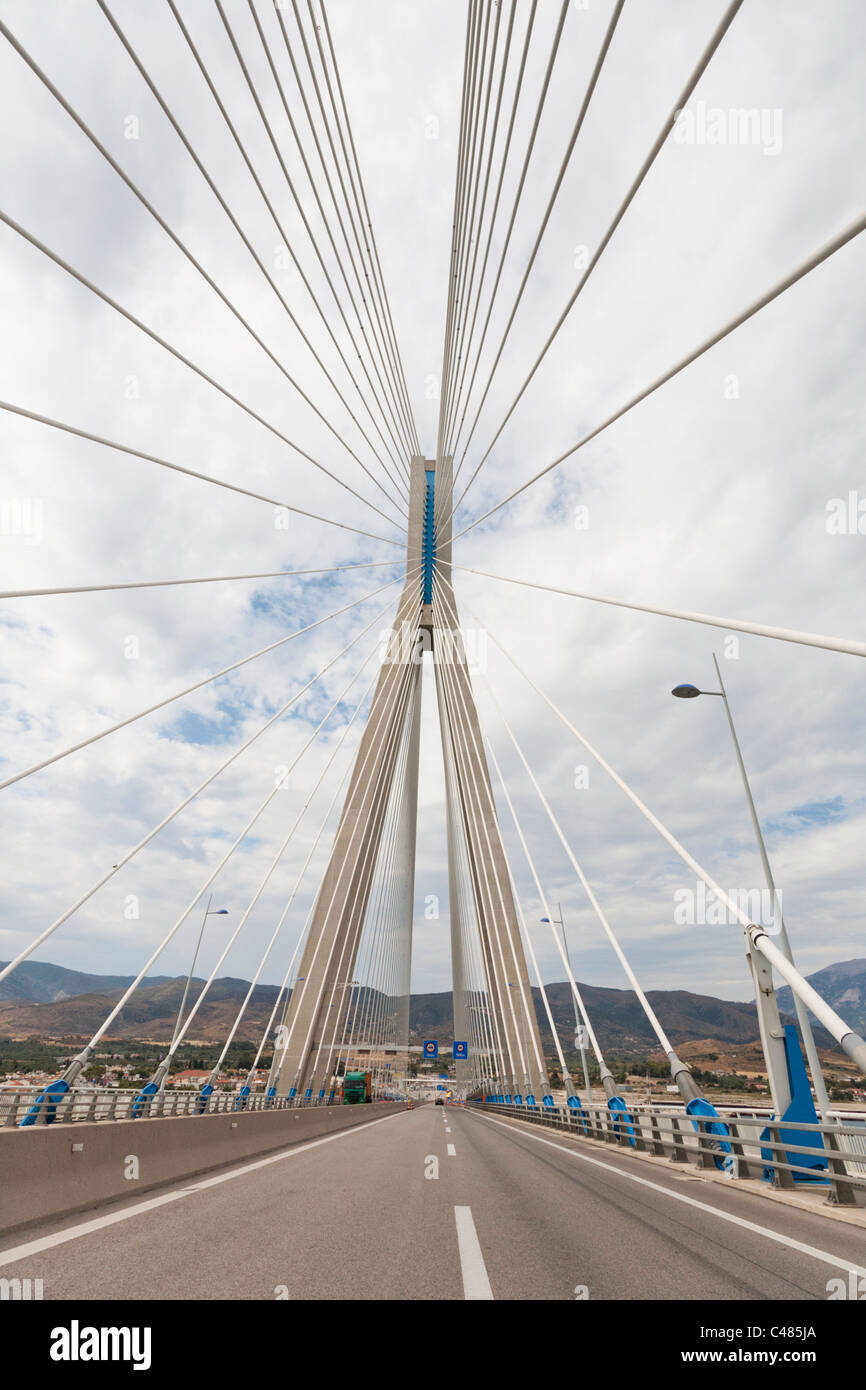 'Charilaos Trikoupis' pont qui relie Andirio et Rio. À partir de la Grèce continentale au Péloponnèse, à travers le golfe de Corinthe. Banque D'Images