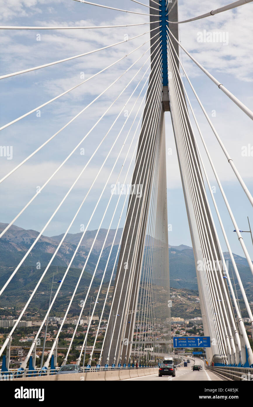 'Charilaos Trikoupis' pont qui relie Andirio et Rio. À partir de la Grèce continentale au Péloponnèse, à travers le golfe de Corinthe. Banque D'Images