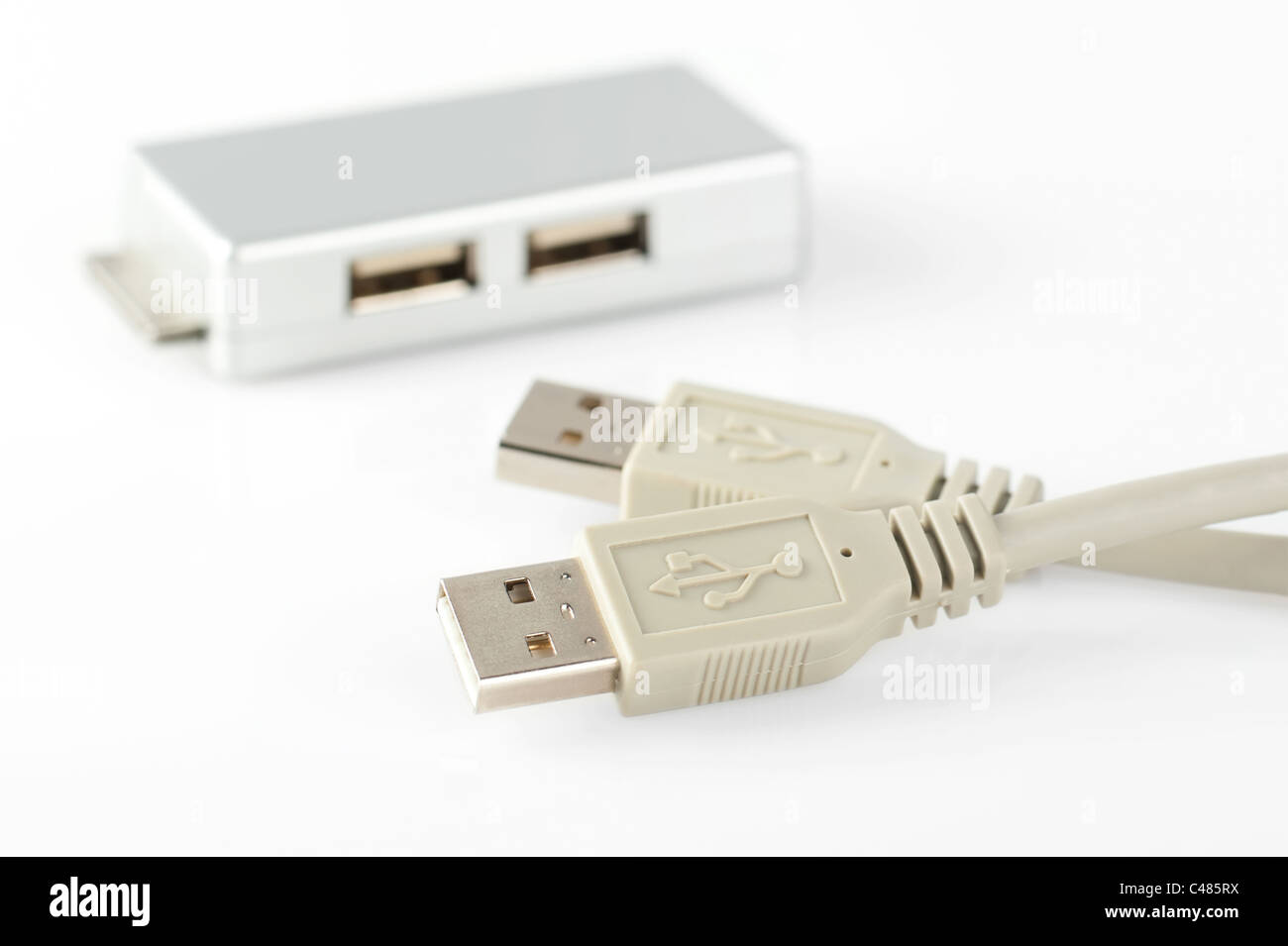 Câble de connexion de bus USB et adaptateur secteur. Profondeur de champ Banque D'Images