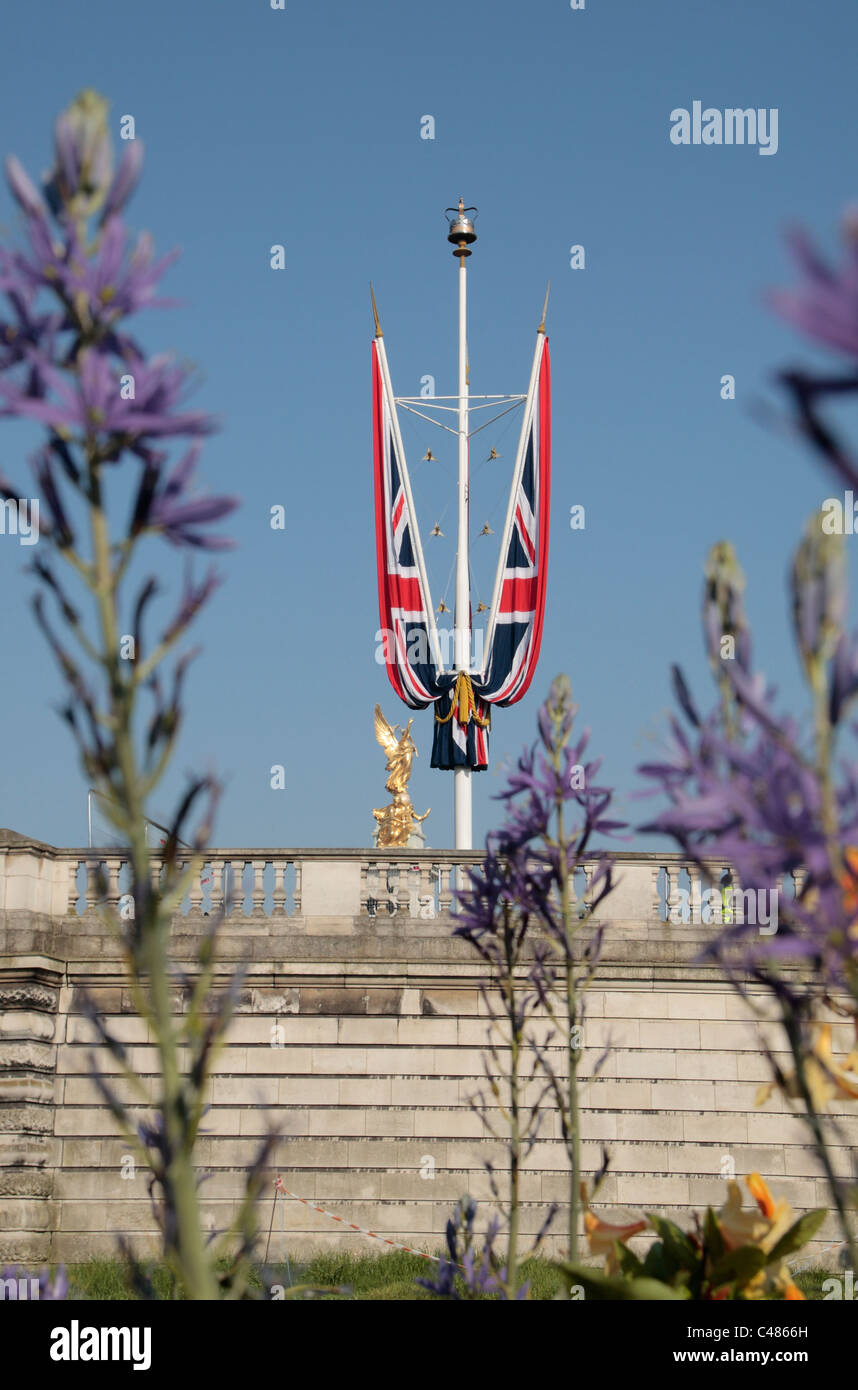 Union de cérémonie drapeaux flottants au-dessus du Mall près de Buckingham Palace avant le mariage royal, avril 2011. Banque D'Images