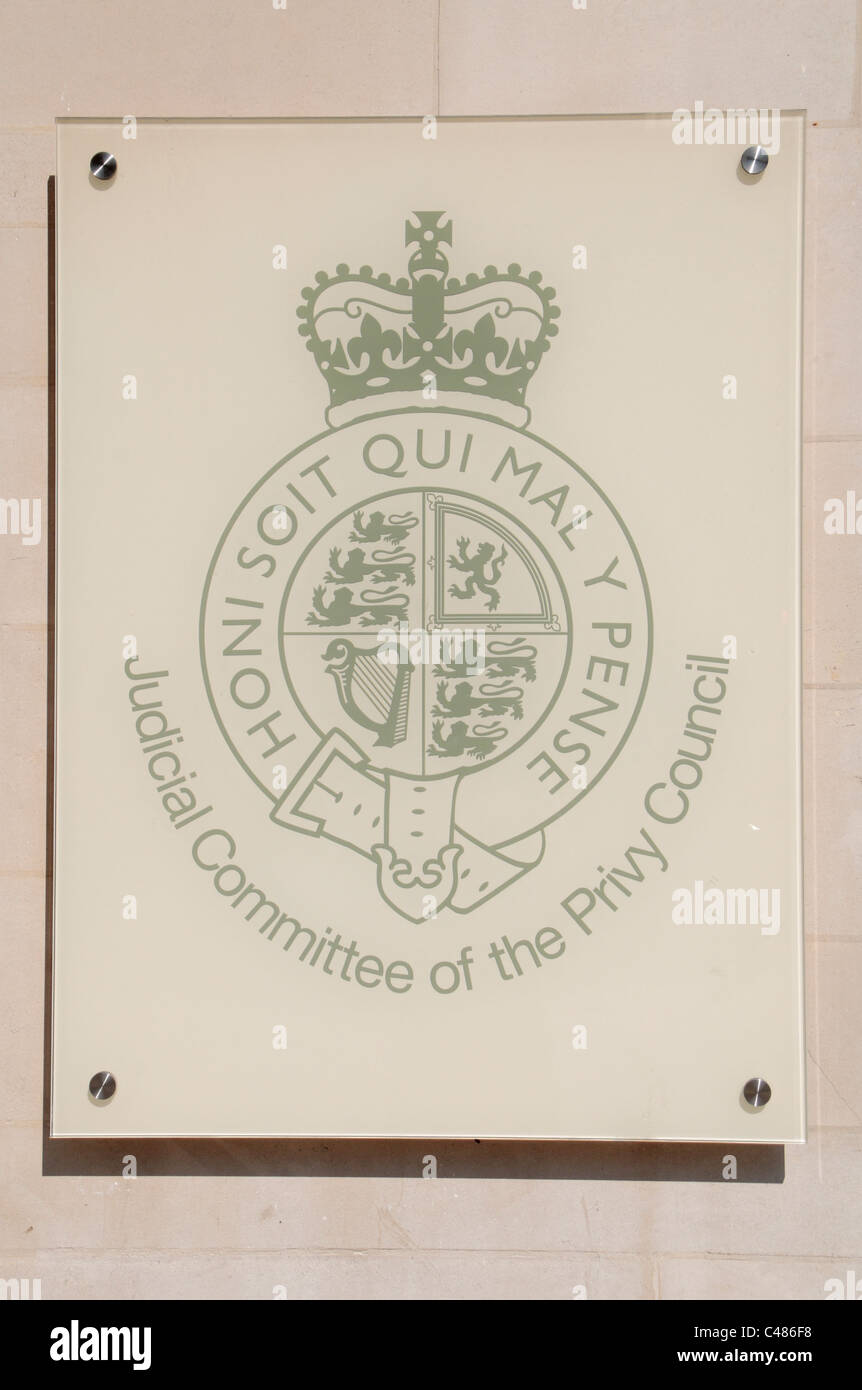 Comité judiciaire du Conseil privé affiche à l'extérieur de l'édifice de la Cour suprême, la place du Parlement, Westminster, London, UK. Banque D'Images