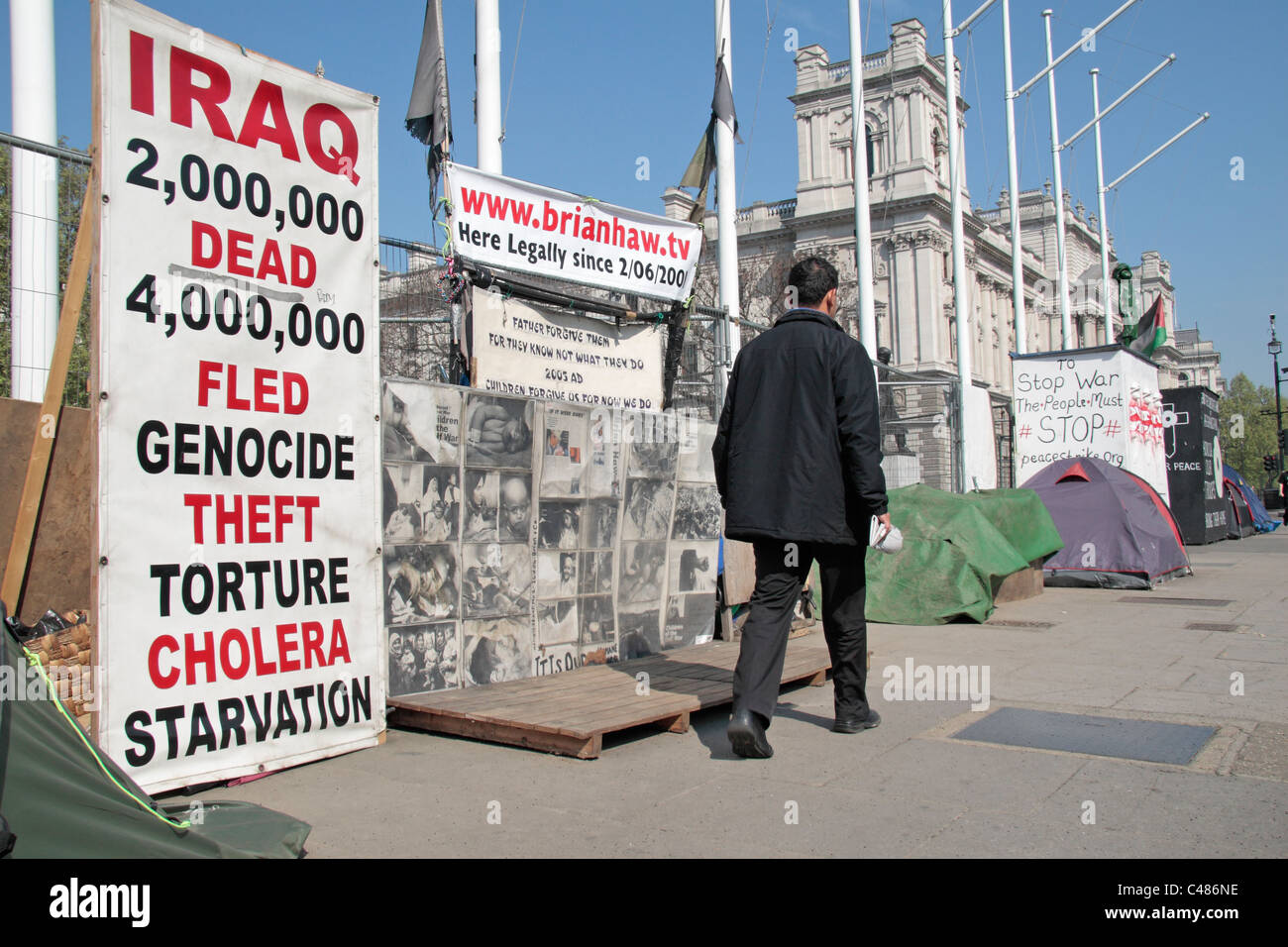 Bannières de protestation anti-guerre dans la place du Parlement devant les Maisons du Parlement à Westminster, London, UK. Avr 11 Banque D'Images